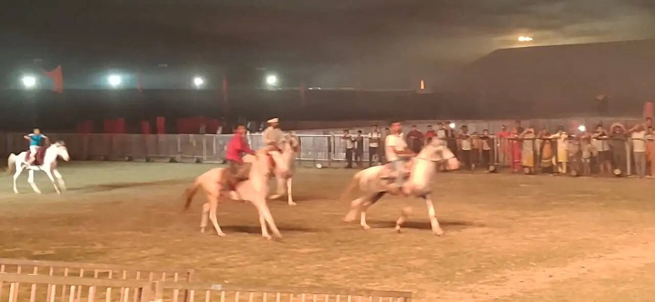 मुख्यमंत्री योगी आदित्यनाथ शुक्रवार को दो दिवसीय दौरे पर वाराणसी पहुंचेंगे। सीएम योगी, व मध्य प्रदेश के मुख्यमंत्री डॉ. मोहन यादव के साथ बीएलडब्ल्यू में सम्राट विक्रमादित्य &nbsp;की जीवनी पर आधारित महानाट्य का शुभारंभ करेंगे। 3 से 5 अप्रैल तक मंचन वाले इस महानाट्य का उद्देश्य देश के गौरवशाली इतिहास, विक्रम संवत की वैज्ञानिकता और उस युग के अनुपम योगदान से जनमानस को परिचित कराना है।