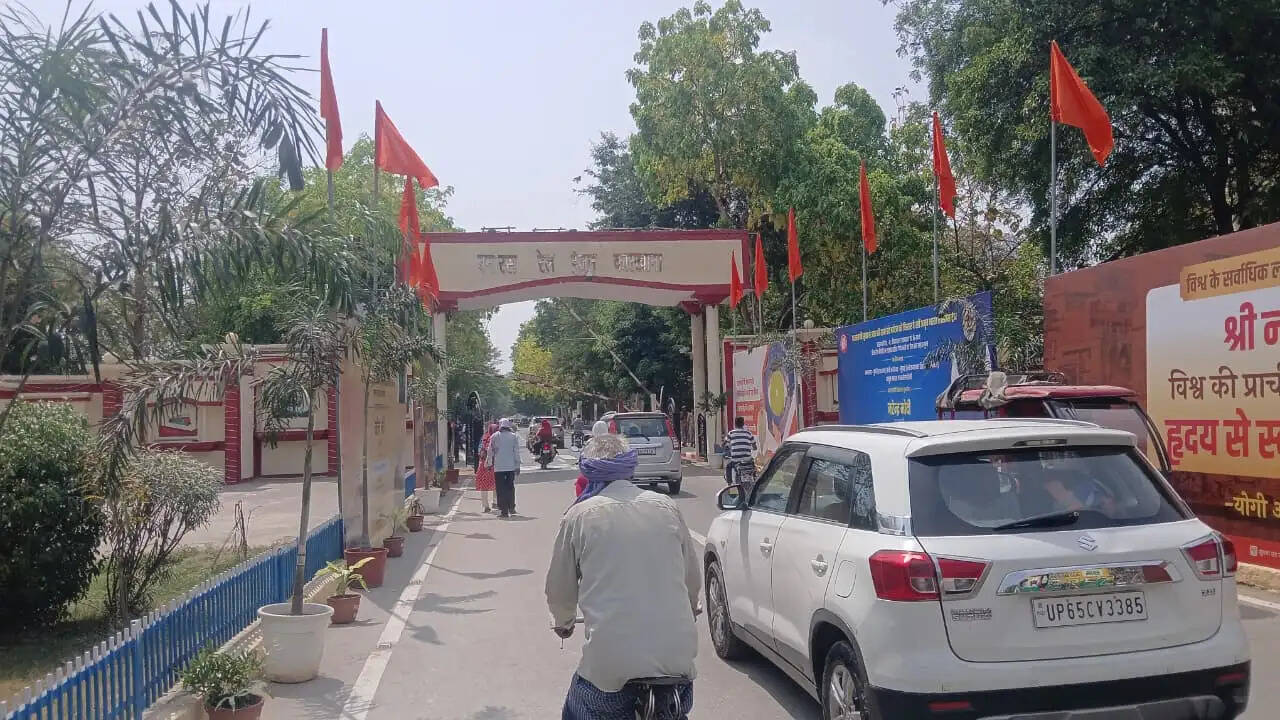 &nbsp;वाराणसी पहुंचे प्रधानमंत्री, जन आक्रोश रैली में आधी आबादी से होंगे रूबरू, काशीवासियों को 6300 करोड़ के परियोजनाओं की देंगे सौगात