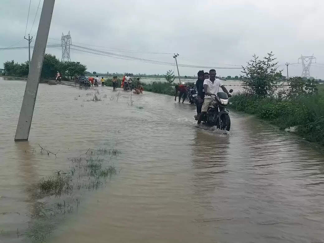 वाराणसी। पतितपावनी मां गंगा काशी में इस समय अपने रौद्र रूप में हैं। बनारस में गंगा का जलस्तर खतरे के निशान से ऊपर पहुंच चुका है। इसके चलते वरूणा भी उफान पर है। शहर के कई इलाके और गांव बाढ़ की चपेट में आ चुके हैं। सड़कें और गलियों में गाड़ी-मोटर की जगह नावें दौड़ रही हैं। वहीं हजारों लोग घर छोड़कर पलायन को विवश हो गए हैं। तस्वीरों में देखिये बनारस में बाढ़ के हालात.....।