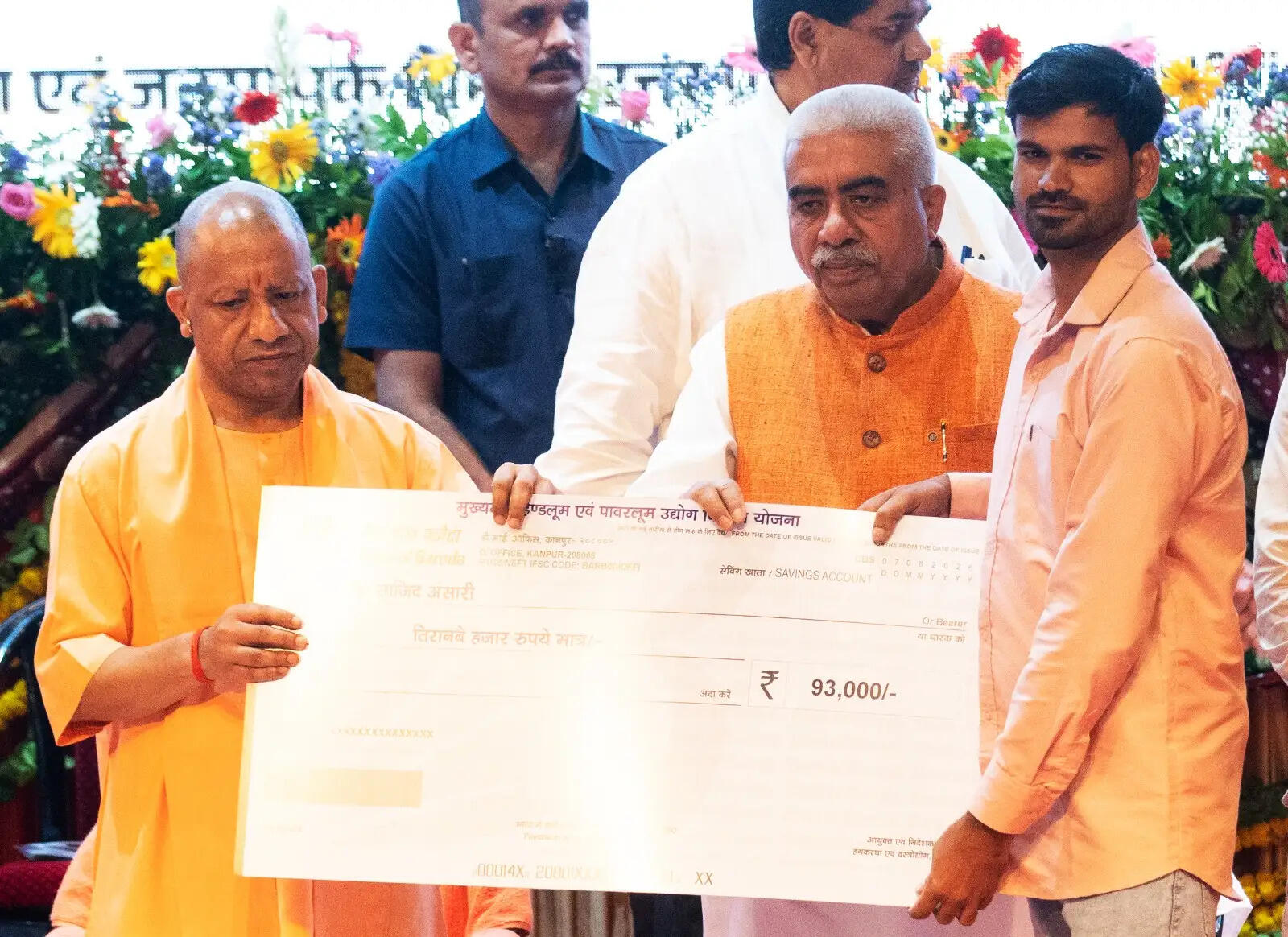 हथकरघा को नई पहचान दिला रही योगी सरकार, बुनकरों का बढ़ा उत्साह
