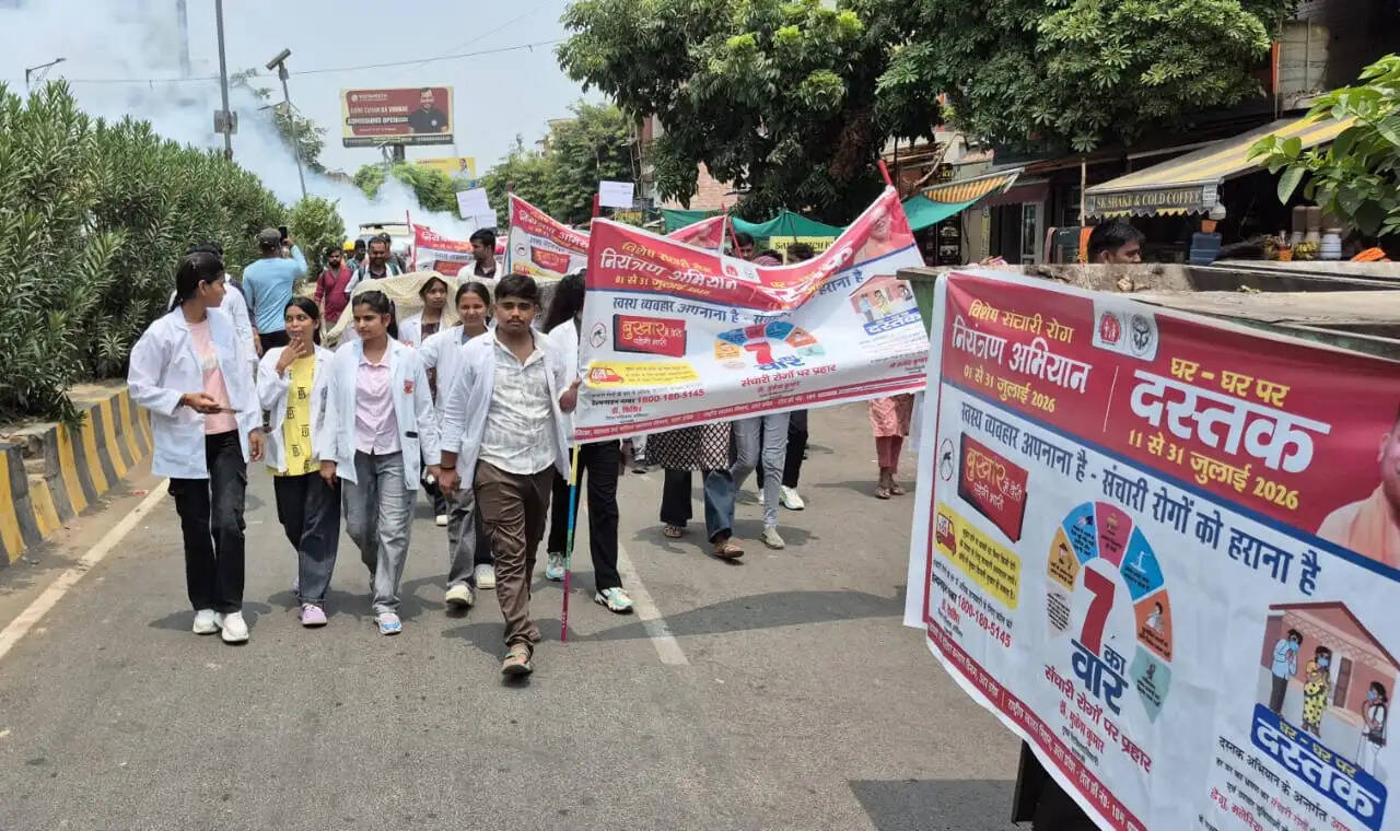वाराणसी में विशेष संचारी रोग नियंत्रण एवं दस्तक अभियान का शुभारंभ, डॉ. नीलकंठ तिवारी ने दिखाई जागरूकता रैली को हरी झंडी