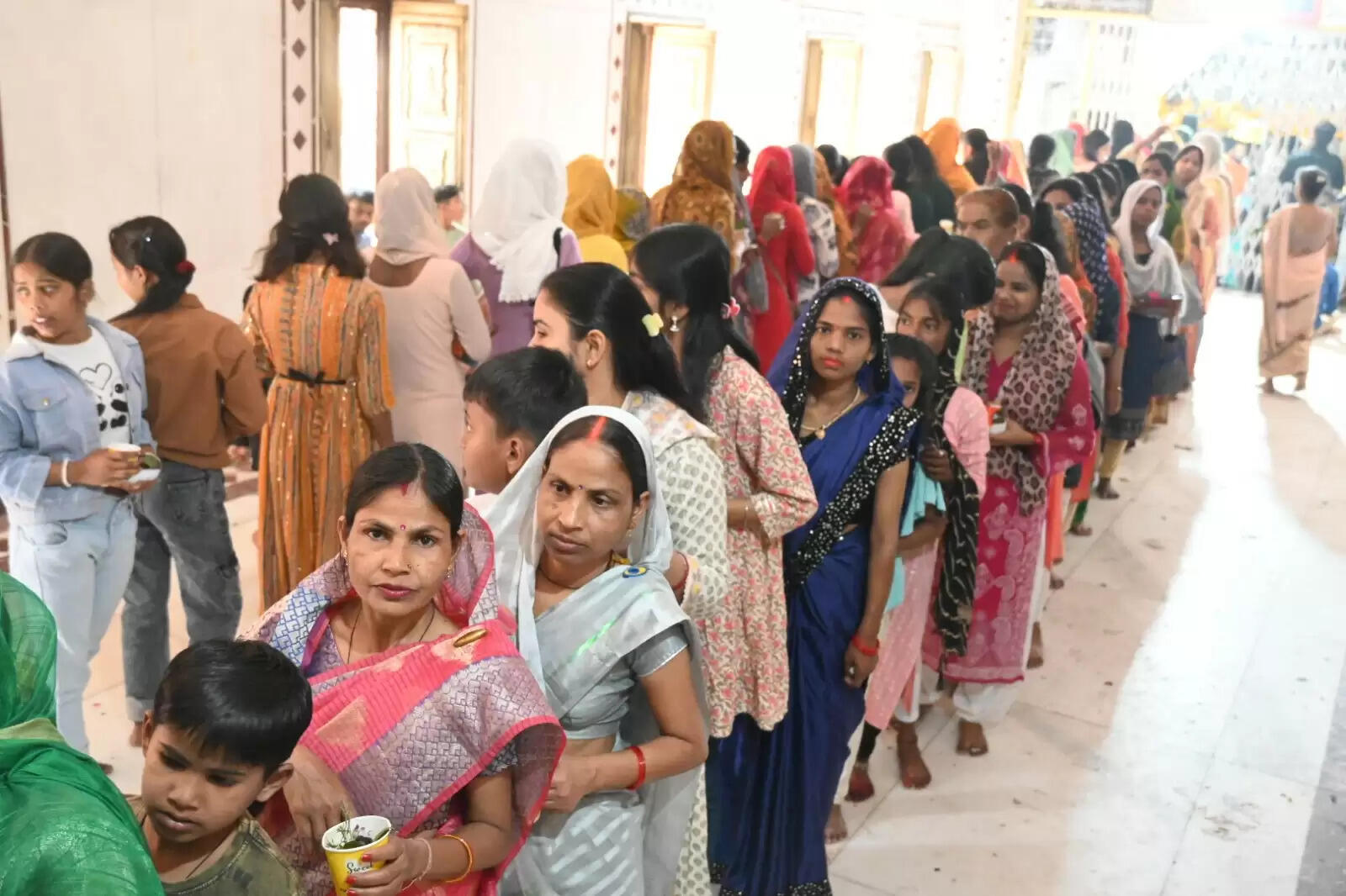 बाबा मृत्युंजय महादेव में जलाभिषेक के लिए लगी लाइन