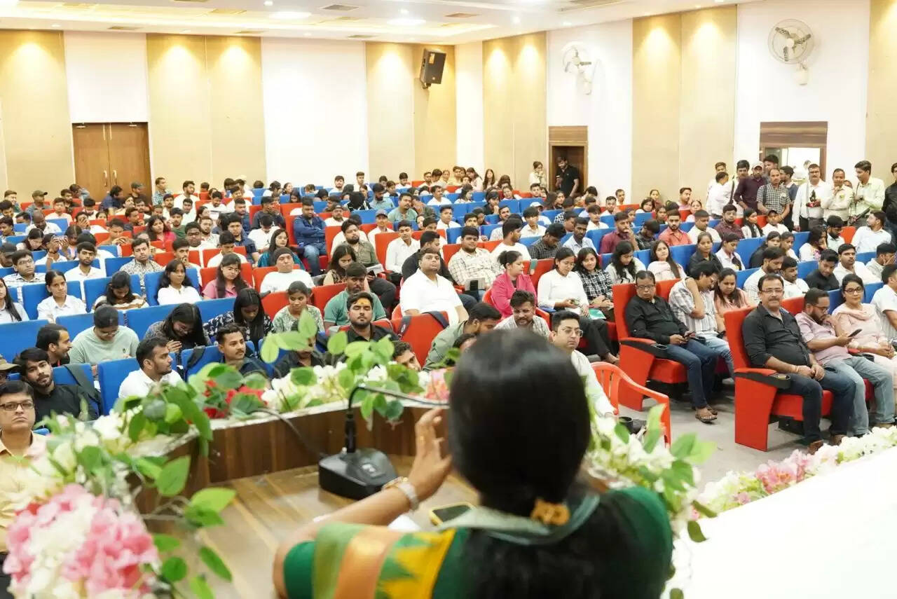 वाराणसी में शुरू हुई ‘मेरी काशी क्रिएटर्स पाठशाला’, क्रिएटर्स और टूर ऑपरेटर्स को बता रहे स्टोरी टेलिंग का तरीका, नए पर्यटन स्थलों की मिलेगी जानकारी