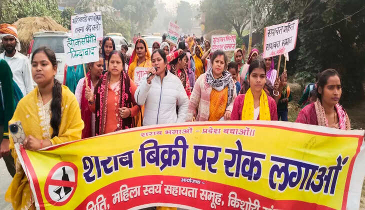 शराबबंदी की मांग को लेकर वाराणसी में सड़कों पर उतरीं सैकड़ों महिलाएं, प्रदेश में पूर्ण प्रतिबंध की उठी जोरदार मांग