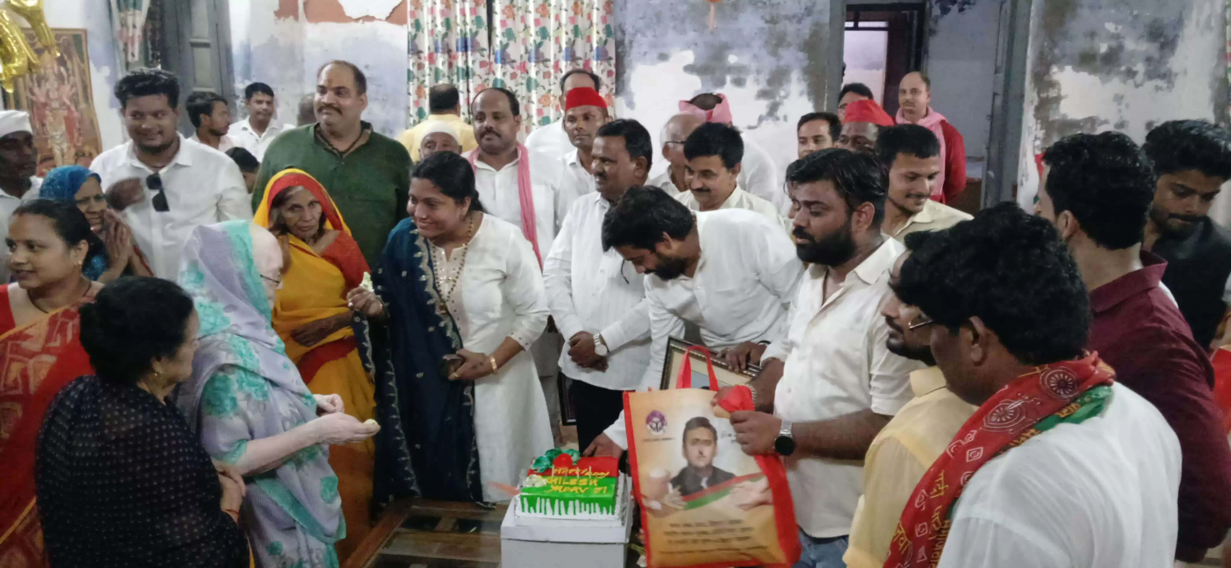 अखिलेश के 52वें जन्मदिन पर सपा कार्यकर्ताओं ने वृद्धजनों में बांटी समाजवादी राहत सामग्री, एकजुटता के साथ समाजवादी आंदोलन को आगे बढ़ाने का आह्वान&nbsp;