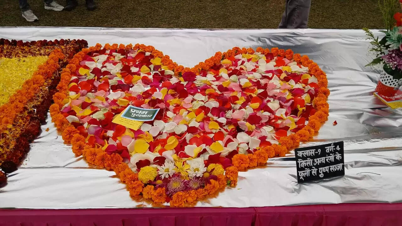  काशी हिंदू विश्वविद्यालय स्थित मालवीय भवन में गुरुवार को विश्वविद्यालय परिवार की ओर से महामना पंडित मदन मोहन मालवीय की जयंती के अवसर पर तीन दिवसीय भव्य पुष्प प्रदर्शनी का शुभारंभ हुआ। यह प्रदर्शनी न केवल बीएचयू की समृद्ध शैक्षणिक और सांस्कृतिक परंपरा को दर्शाती है, बल्कि विज्ञान, प्रकृति और आध्यात्मिकता के सुंदर समन्वय का भी जीवंत उदाहरण प्रस्तुत कर रही है।