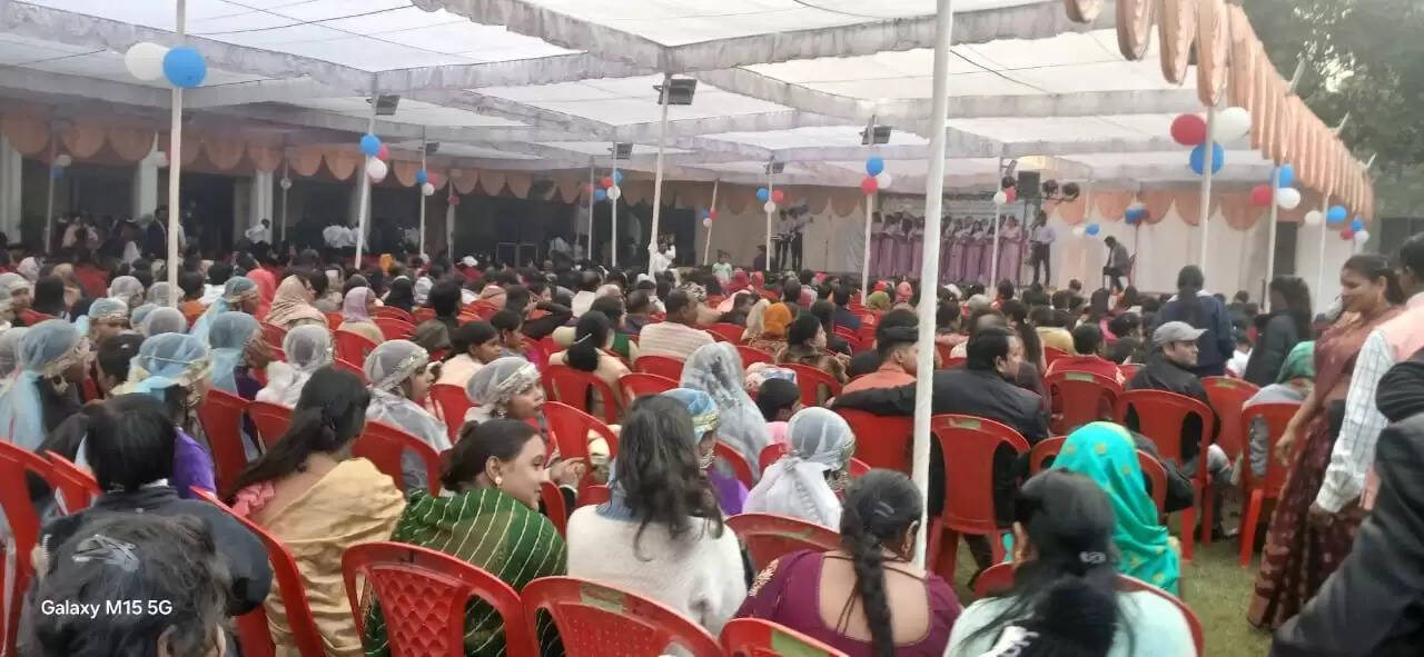 वाराणसी। हर साल की तरह इस वर्ष भी Varanasi Clergy Fellowship की ओर से 14 दिसंबर को क्रिसमस की पूर्व संध्या पर एक भव्य और श्रद्धापूर्ण कार्यक्रम का आयोजन किया गया। यह कार्यक्रम सेंट मैरीज़ कैथेड्रल, कैंट, वाराणसी में संपन्न हुआ। कार्यक्रम में शहर के विभिन्न चर्चों से जुड़े लोग बड़ी संख्या में शामिल हुए।