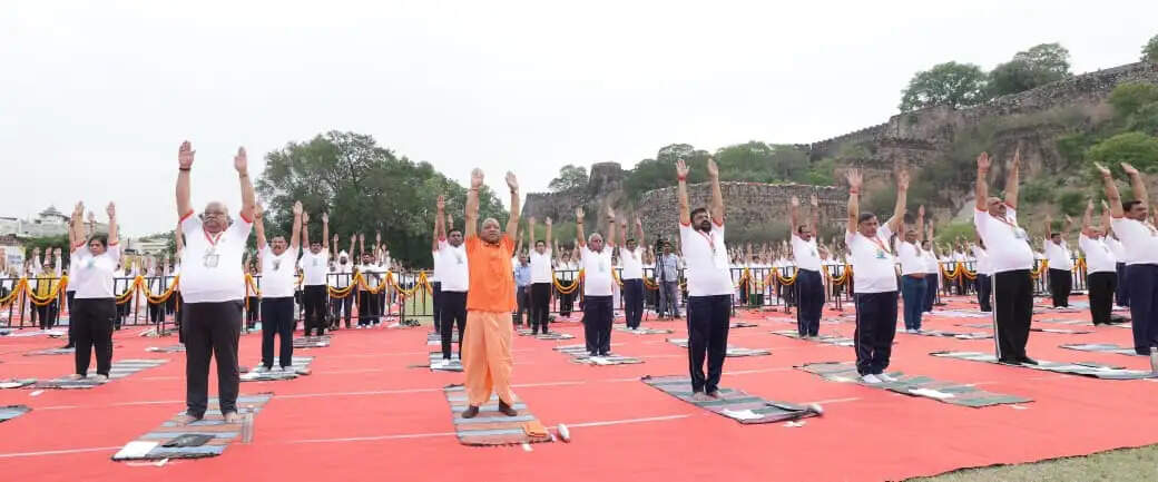 योग भारत की विरासत, स्वस्थ शरीर ही स्वस्थ राष्ट्र का आधार: सीएम योगी