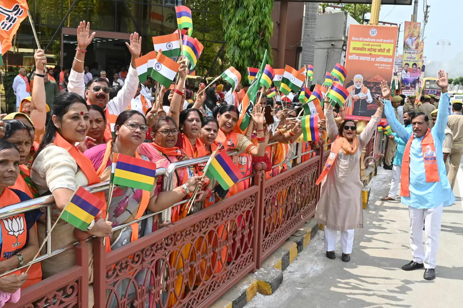 काशी में मोदी का भव्य स्वागतदेखिये तस्वीरें