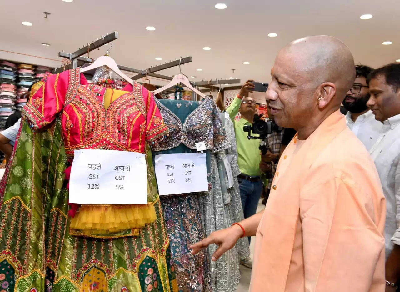 पैदल चल व्यापारियों व ग्राहकों से मिले सीएम, कहा-जीएसटी सुधार पर जताएं मोदी सरकार का आभार