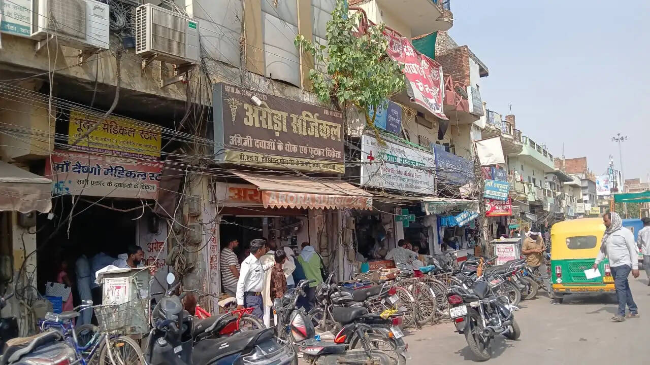 दवा व्यापारियों का कहना है कि ऑनलाइन फार्मेसी कंपनियां भारी छूट देकर छोटे मेडिकल व्यापारियों के अस्तित्व पर संकट खड़ा कर रही हैं। संगठन ने केंद्र सरकार से ऑनलाइन दवा बिक्री के लिए सख्त कानून बनाने, फर्जी प्रिस्क्रिप्शन पर रोक लगाने और छोटे व्यापारियों के हितों की रक्षा करने की मांग की है। व्यापारियों ने चेतावनी दी कि यदि उनकी मांगों पर जल्द ध्यान नहीं दिया गया तो आंदोलन को और व्यापक किया जाएगा।