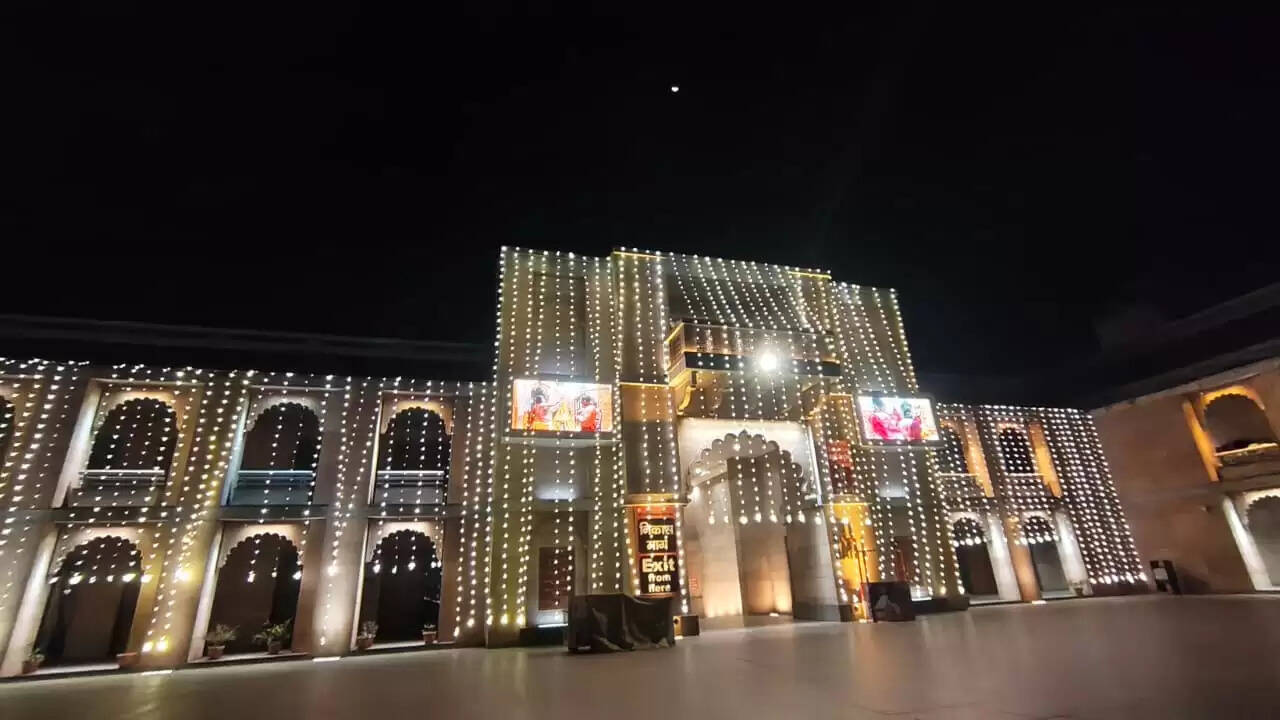 चौथे वर्षगांठ से पहले रोशनी से सराबोर हुआ काशी विश्वनाथ धाम, भव्य सजावट देखने उमड़ रहे भक्त