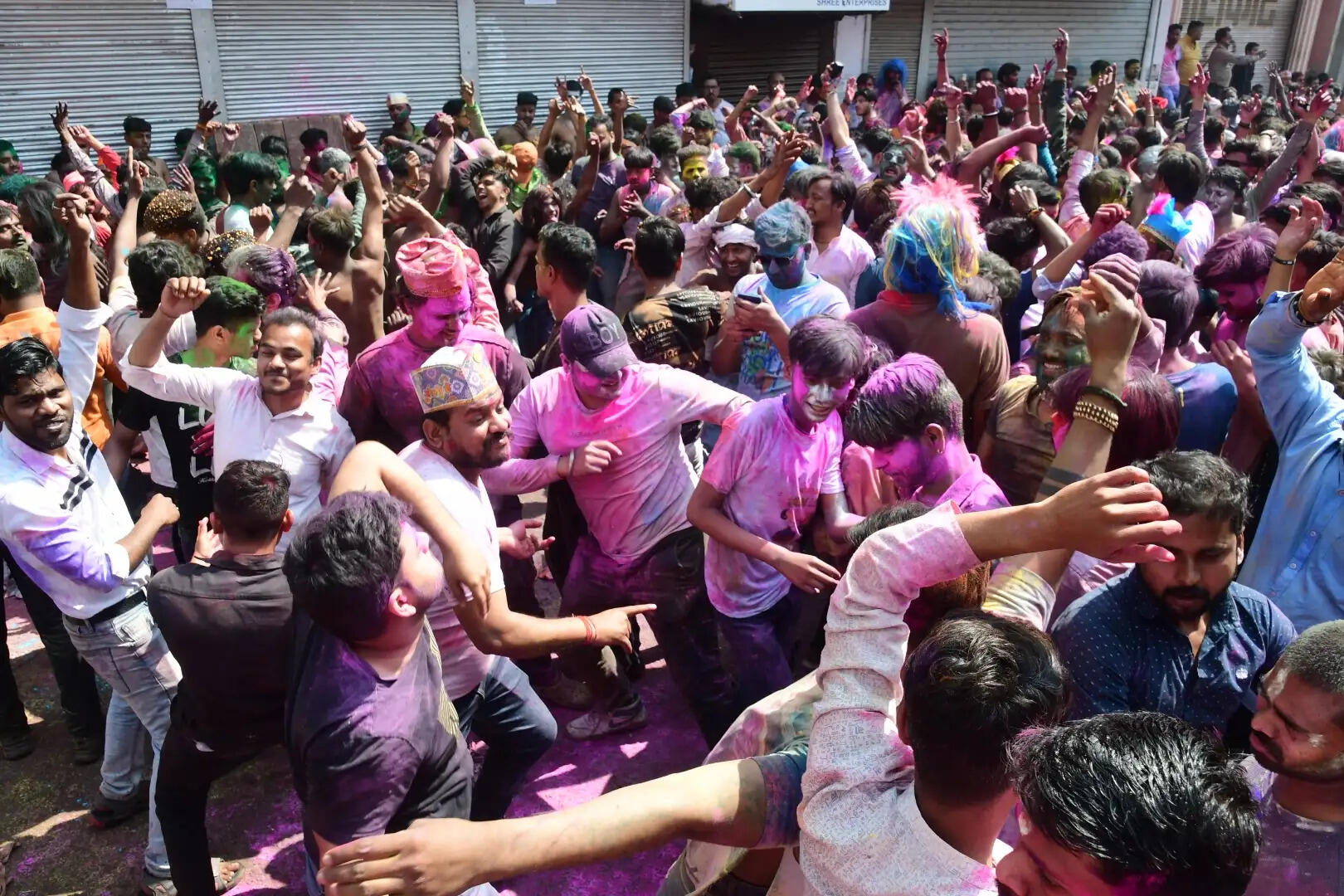 होली के रंग में रंगी काशी, जमकर उड़े रंग-गुलाल, तस्वीरों में दिखा गलियों से घाटों तक उल्सास...