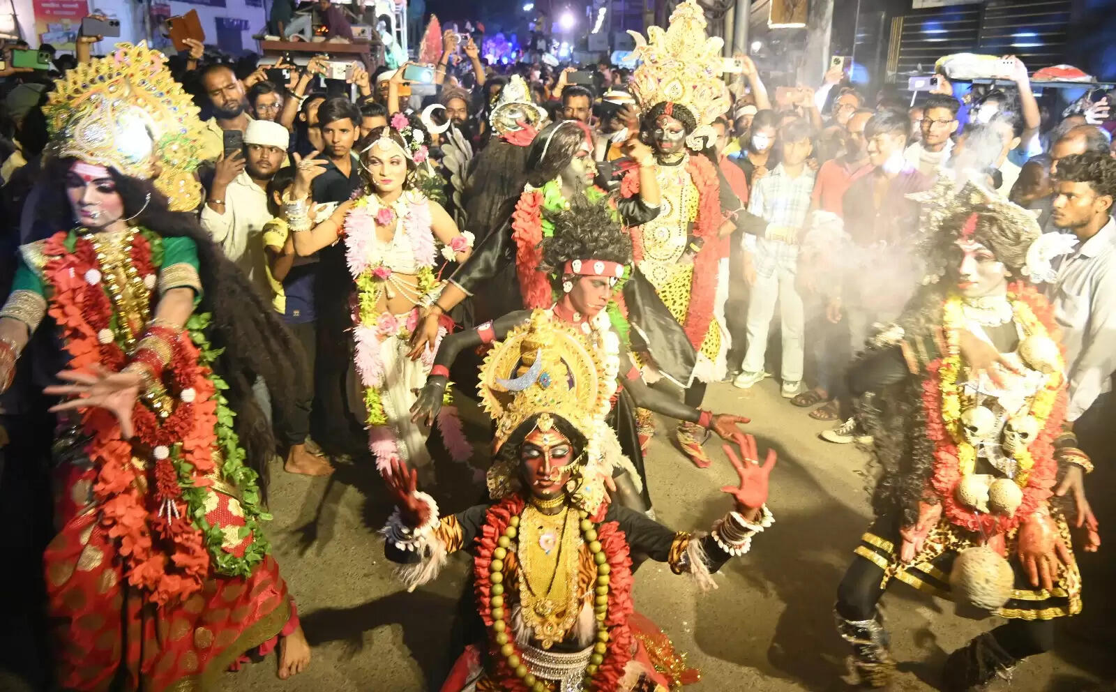 चेतगंज की विश्व प्रसिद्ध नक्क्टैया का आयोजन शुक्रवार की रात किया गया। नक्कटैया में देश भर से आए लाग विमान शामिल हुए। इसमें तरह-तरह की झाकियों ने लोगों का मन मोह लिया। पहलगाम हमले के बाद पाकिस्तान के खिलाफ भारत के ऑपरेशन सिंदूर की झांकी ने लोगों का ध्यान खींचा।