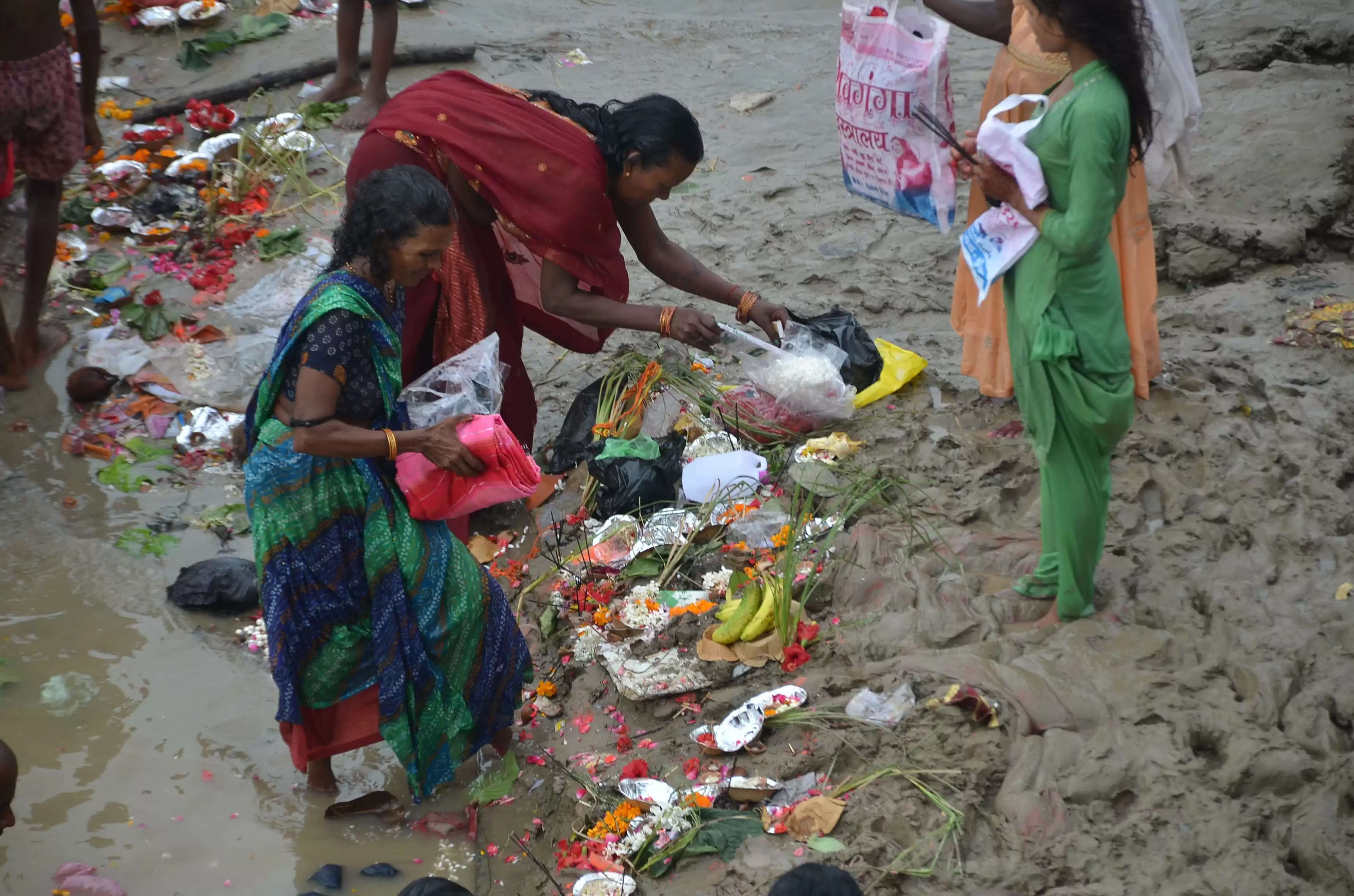 पुत्र के दीर्घायु व सलामती के लिए माताओं ने रखा जीवित्पुत्रिका का निर्जला व्रत, शहर से गांव तक नदी किनारे उमड़ी महिलाओं की भीड़