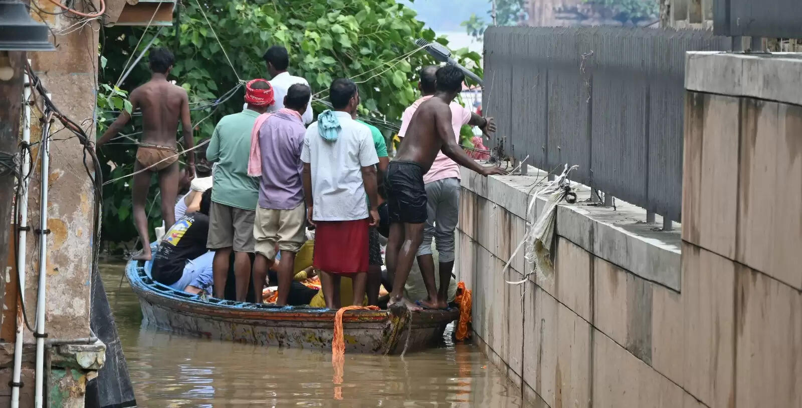 Varanasi flood : बनारस में बाढ़ की आफत, सड़कें और कॉलोनियां पानी-पानी, तस्वीरों में देखिये हालात