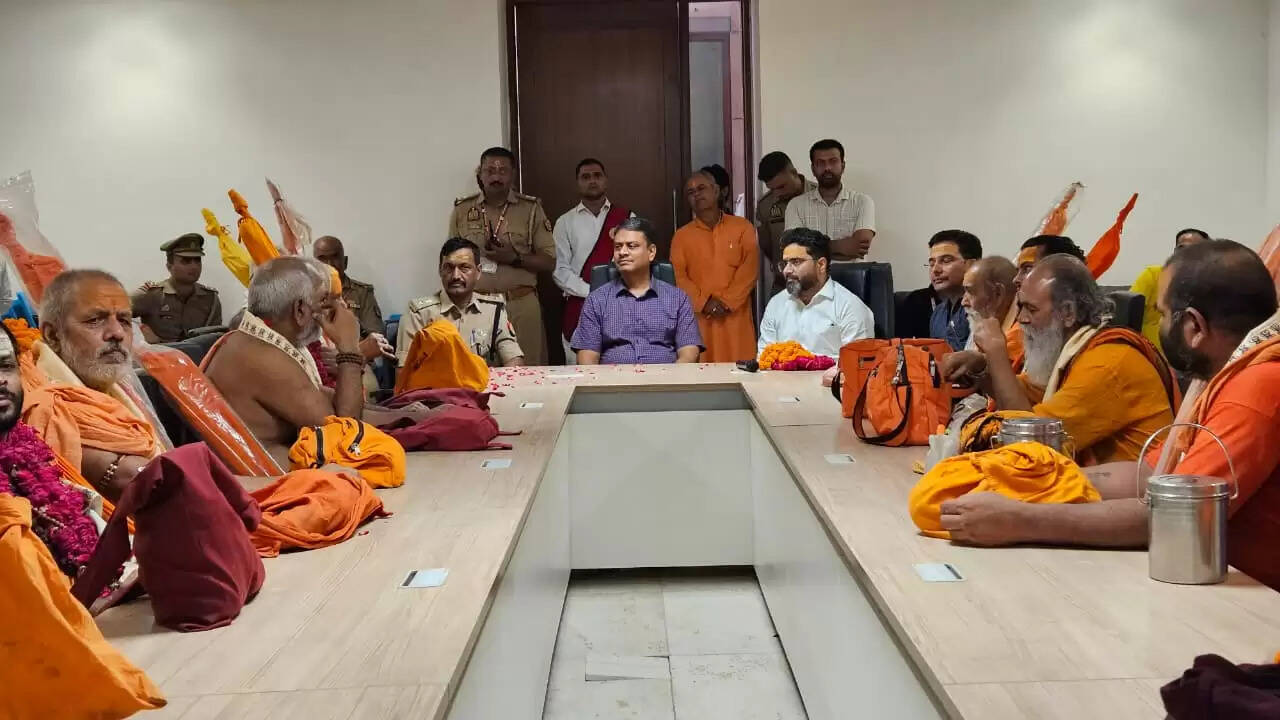  श्री काशी विश्वनाथ मंदिर न्यास ने दंडी सन्यासियों के लिए फिर शुरू की अन्नसेवा