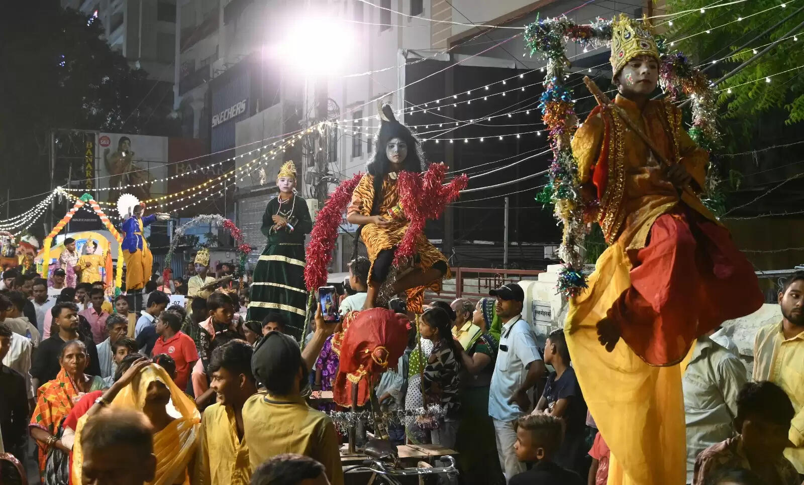 चेतगंज की विश्व प्रसिद्ध नक्क्टैया का आयोजन शुक्रवार की रात किया गया। नक्कटैया में देश भर से आए लाग विमान शामिल हुए। इसमें तरह-तरह की झाकियों ने लोगों का मन मोह लिया। पहलगाम हमले के बाद पाकिस्तान के खिलाफ भारत के ऑपरेशन सिंदूर की झांकी ने लोगों का ध्यान खींचा।