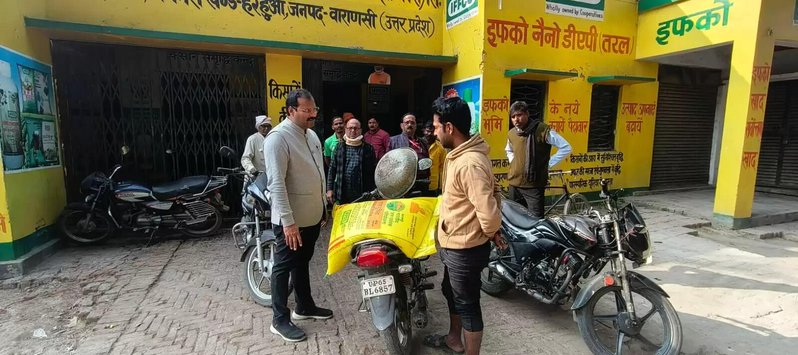 किसानों को उचित मूल्य पर उर्वरक उपलब्ध कराने, कालाबाजारी रोकने और उर्वरकों की गुणवत्ता बनाए रखने के उद्देश्य से जनपद में मंगलवार को व्यापक छापेमारी अभियान चलाया गया। शासन के निर्देश पर जिलाधिकारी सत्येंद्र कुमार के आदेश और मुख्य विकास अधिकारी प्रखर कुमार सिंह के नेतृत्व में उर्वरक निरीक्षकों एवं विभिन्न विभागों के अधिकारियों की संयुक्त टीमें गठित कर यह कार्रवाई की गई।