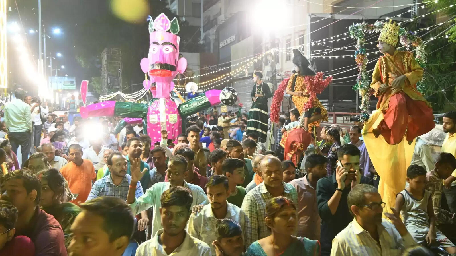 चेतगंज की विश्व प्रसिद्ध नक्क्टैया का आयोजन शुक्रवार की रात किया गया। नक्कटैया में देश भर से आए लाग विमान शामिल हुए। इसमें तरह-तरह की झाकियों ने लोगों का मन मोह लिया। पहलगाम हमले के बाद पाकिस्तान के खिलाफ भारत के ऑपरेशन सिंदूर की झांकी ने लोगों का ध्यान खींचा।