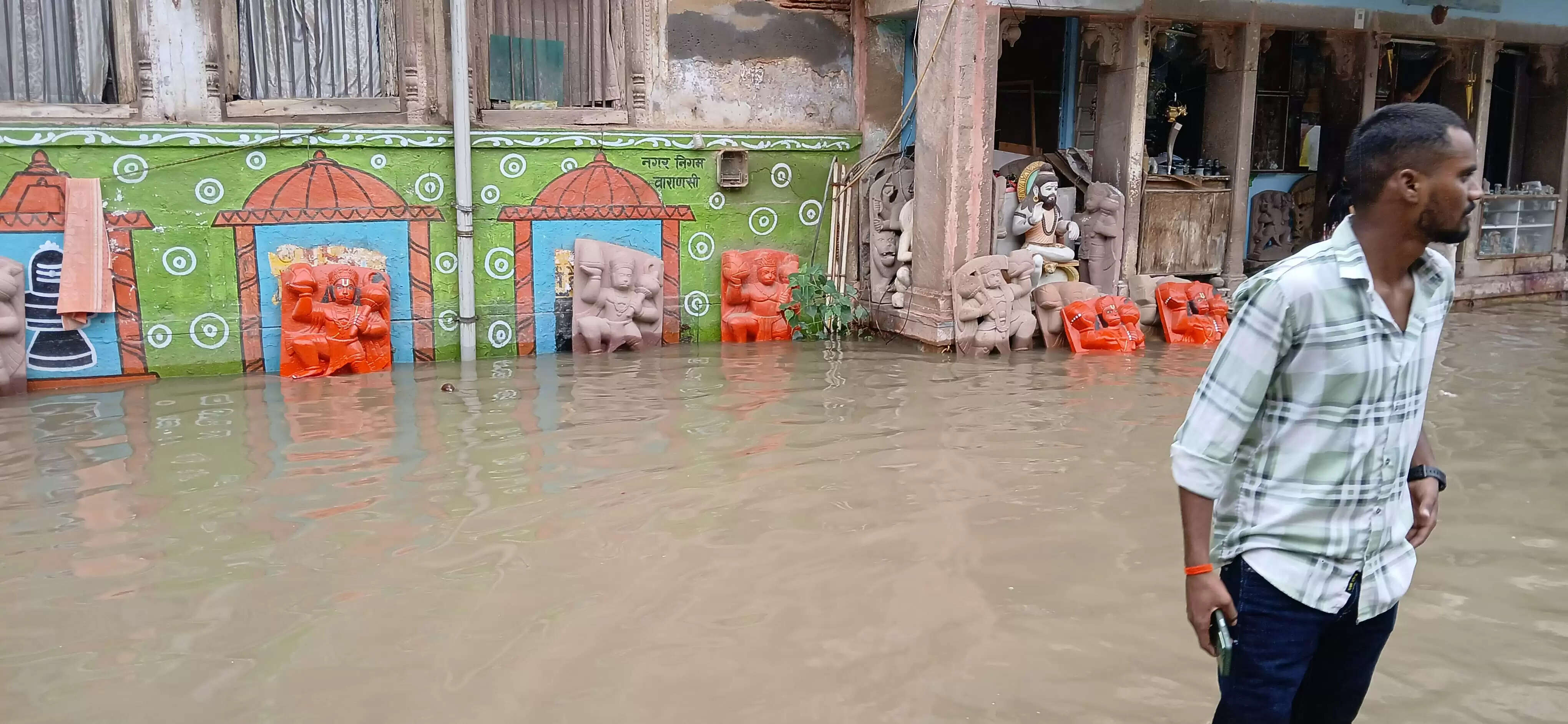 वाराणसी में गंगा का रौद्र रूप, वरूणा में भी उफान, बाढ़ से हालात गंभीर, केंद्रीय जल आयोग ने जारी किया अलर्ट