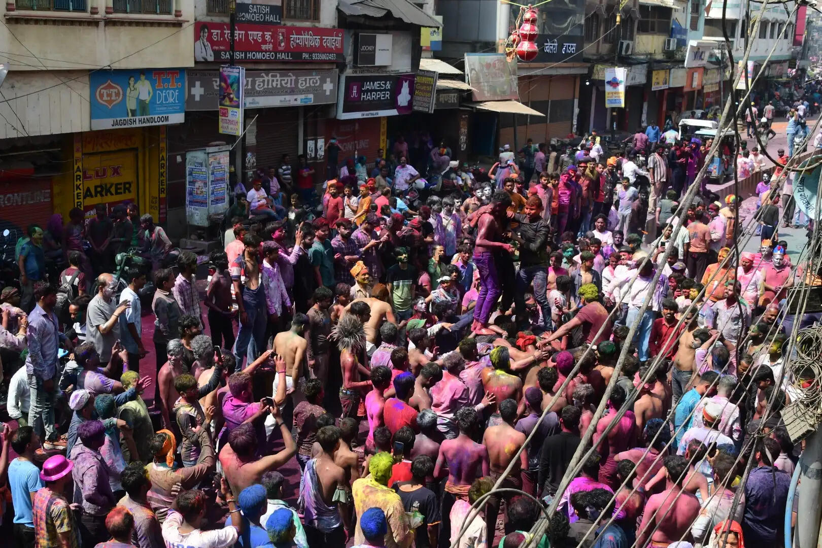 होली के रंग में रंगी काशी, जमकर उड़े रंग-गुलाल, तस्वीरों में दिखा गलियों से घाटों तक उल्सास...