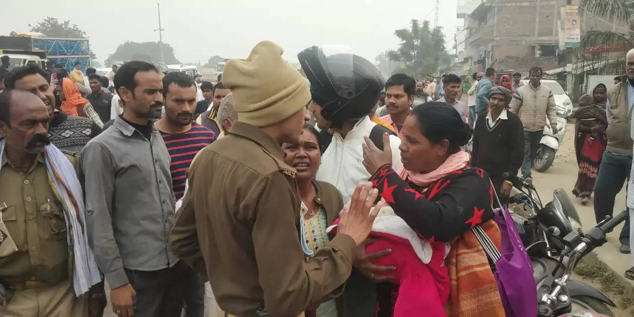 चंदौली : सावधान! जिले में सक्रिय है महिला उचक्कों का गिरोह, मुख्यालय पर वृद्ध के उड़ाए 80 हजार, लोगों ने पकड़कर किया पुलिस के हवाले 