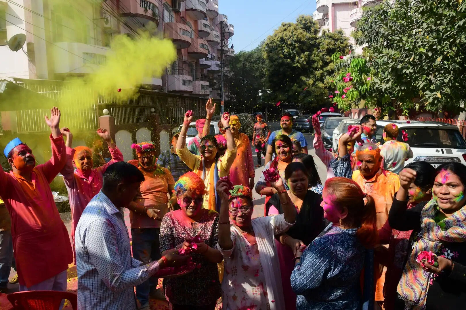 होली के रंग में रंगी काशी, जमकर उड़े रंग-गुलाल, तस्वीरों में दिखा गलियों से घाटों तक उल्सास...