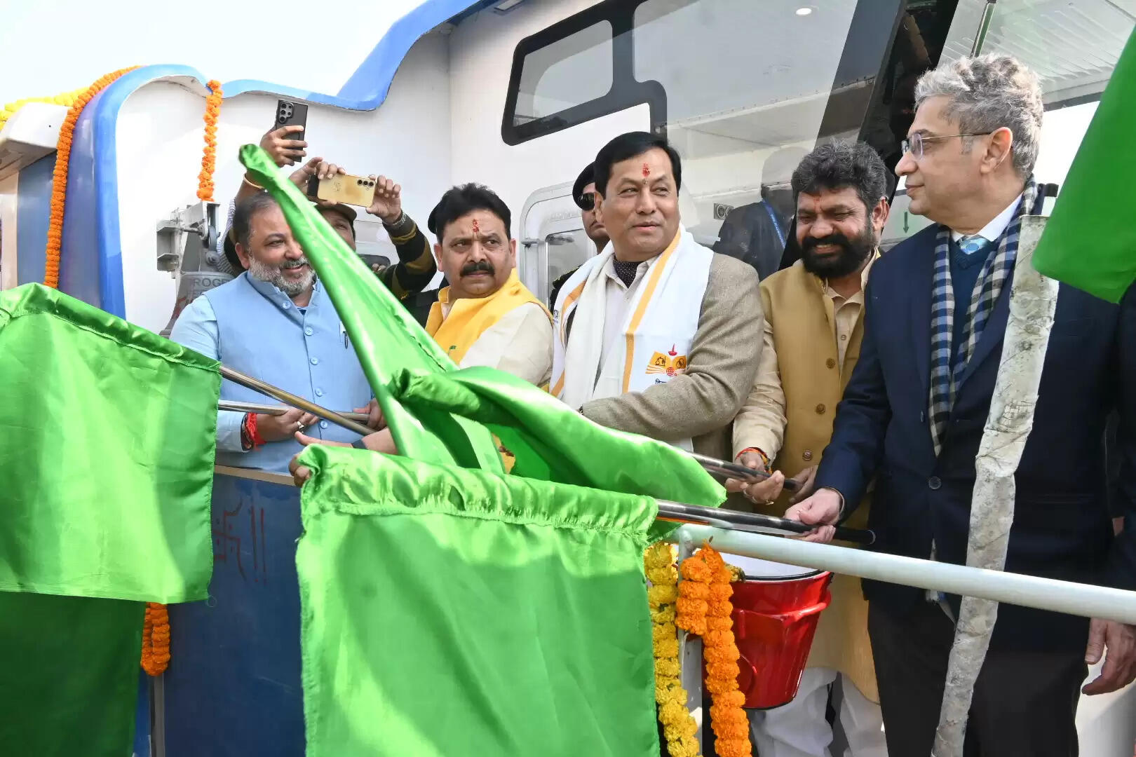 ऊपर दी गई जानकारी के अनुसार हिन्दी में विस्तार से समाचार लिखो। समाचार को विभिन्न पैराग्राफ में लिखो, बुलेट में नहीं। पैराग्राफ के लिए सब हेडिंग भी दो