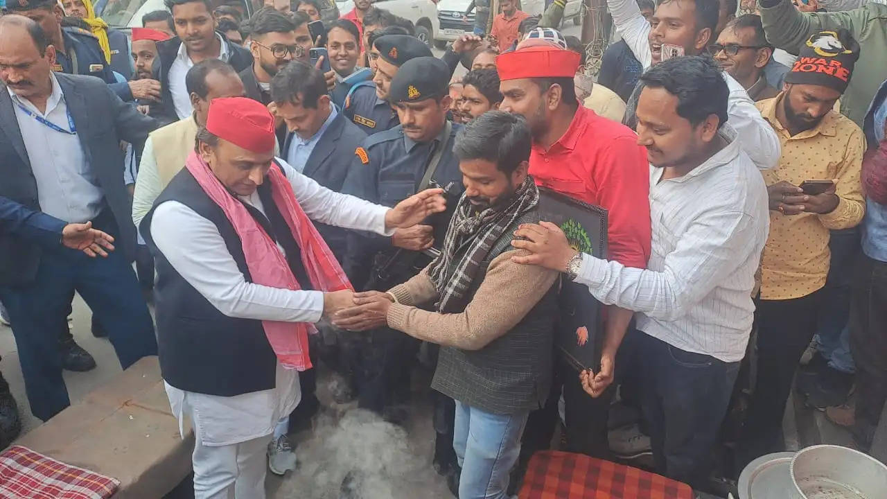 akhilesh yadav in varanasi