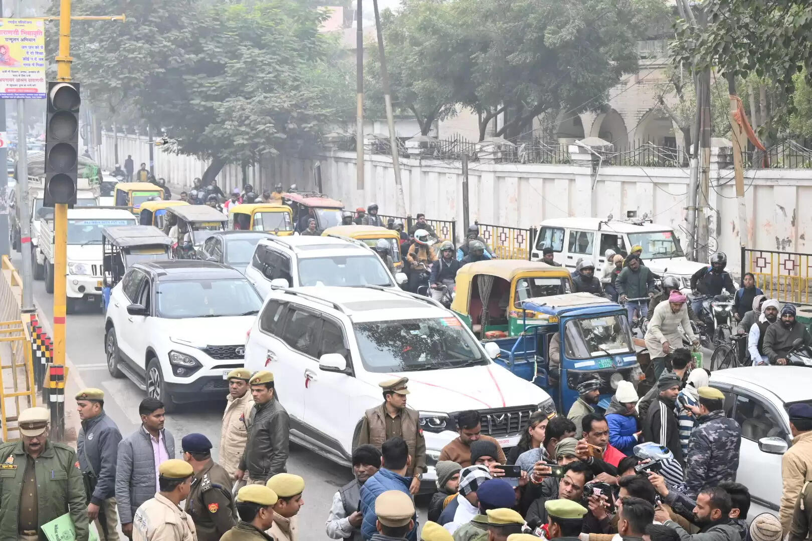 वाराणसी में बीजेपी कार्यालय घेरने निकले कांग्रेसियों को पुलिस ने मलदहिया से किया गिरफ्तार