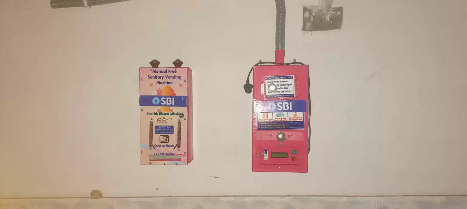 योगी सरकार के नेतृत्व में मिशन शक्ति- 5.0 अभियान ने महिला सशक्तिकरण और मासिक धर्म स्वच्छता प्रबंधन की दिशा में एक और महत्वपूर्ण कदम उठाया है। वाराणसी जिले के सभी राजकीय एवं सहायता प्राप्त कन्या इंटर कॉलेजों में सेनेटरी पैड वेंडिंग मशीनों की स्थापना की गई है, जिससे 1 लाख से अधिक छात्राएं प्रत्यक्ष रूप से लाभान्वित हो रही हैं। यह पहल मासिक धर्म स्वच्छता को बढ़ावा देने और छात्राओं की शिक्षा में निरंतरता सुनिश्चित करने की दिशा में मील का पत्थर साबित हो रही है।