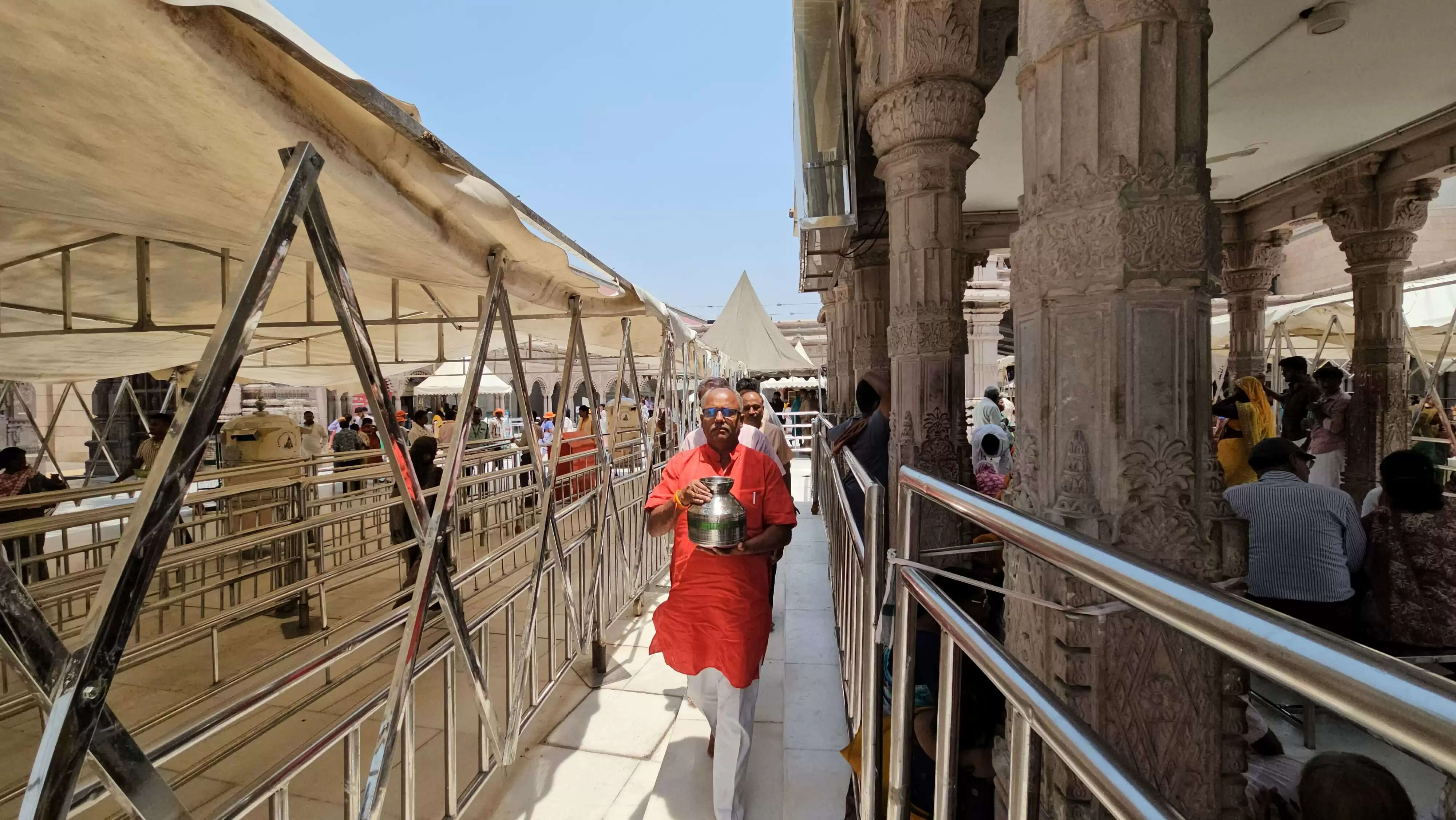 त्रिवेणी के जल से बाबा विश्वनाथ का अभिषेक, जनकल्याण और विश्वशांति की कामना