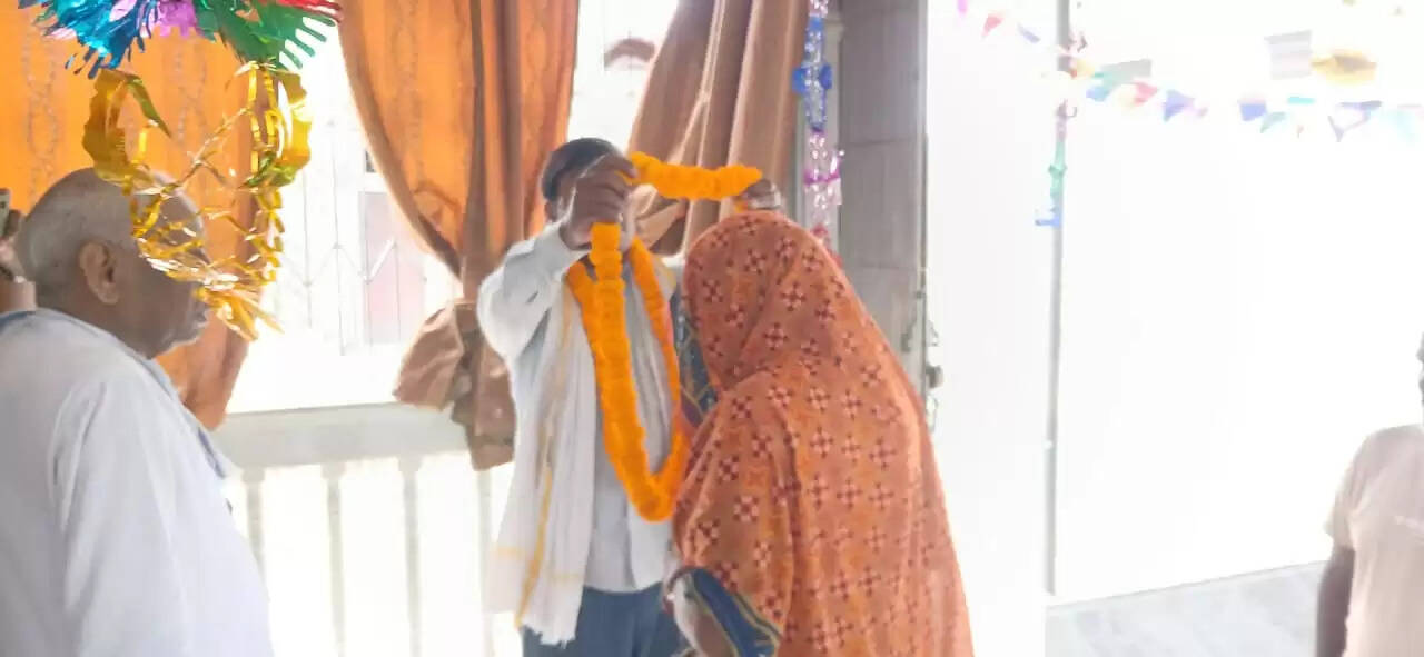 &nbsp;वाराणसी में पति ने पत्नी को प्रेमी के साथ पकड़ा, मंदिर में कराई विधि-विधान से शादी, हो रही चर्चा