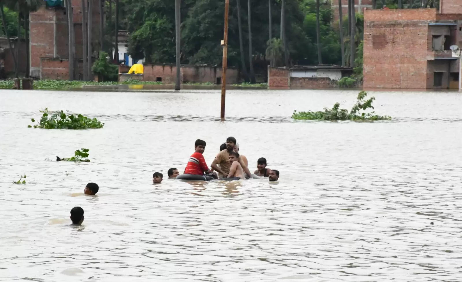 वाराणसी। पतितपावनी मां गंगा काशी में इस समय अपने रौद्र रूप में हैं। बनारस में गंगा का जलस्तर खतरे के निशान से ऊपर पहुंच चुका है। इसके चलते वरूणा भी उफान पर है। शहर के कई इलाके और गांव बाढ़ की चपेट में आ चुके हैं। सड़कें और गलियों में गाड़ी-मोटर की जगह नावें दौड़ रही हैं। वहीं हजारों लोग घर छोड़कर पलायन को विवश हो गए हैं। तस्वीरों में देखिये बनारस में बाढ़ के हालात.....।