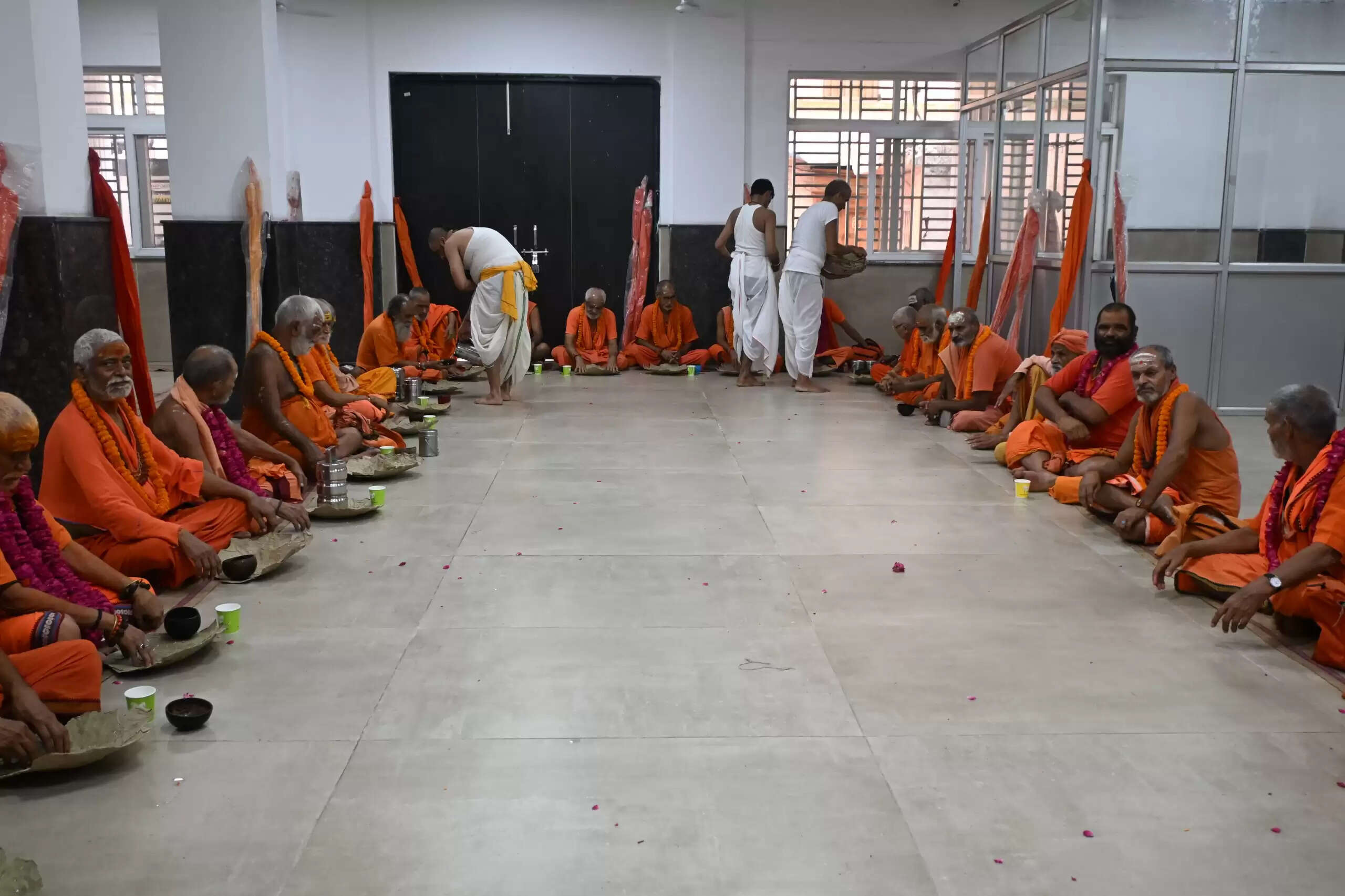  श्री काशी विश्वनाथ मंदिर न्यास ने दंडी सन्यासियों के लिए फिर शुरू की अन्नसेवा