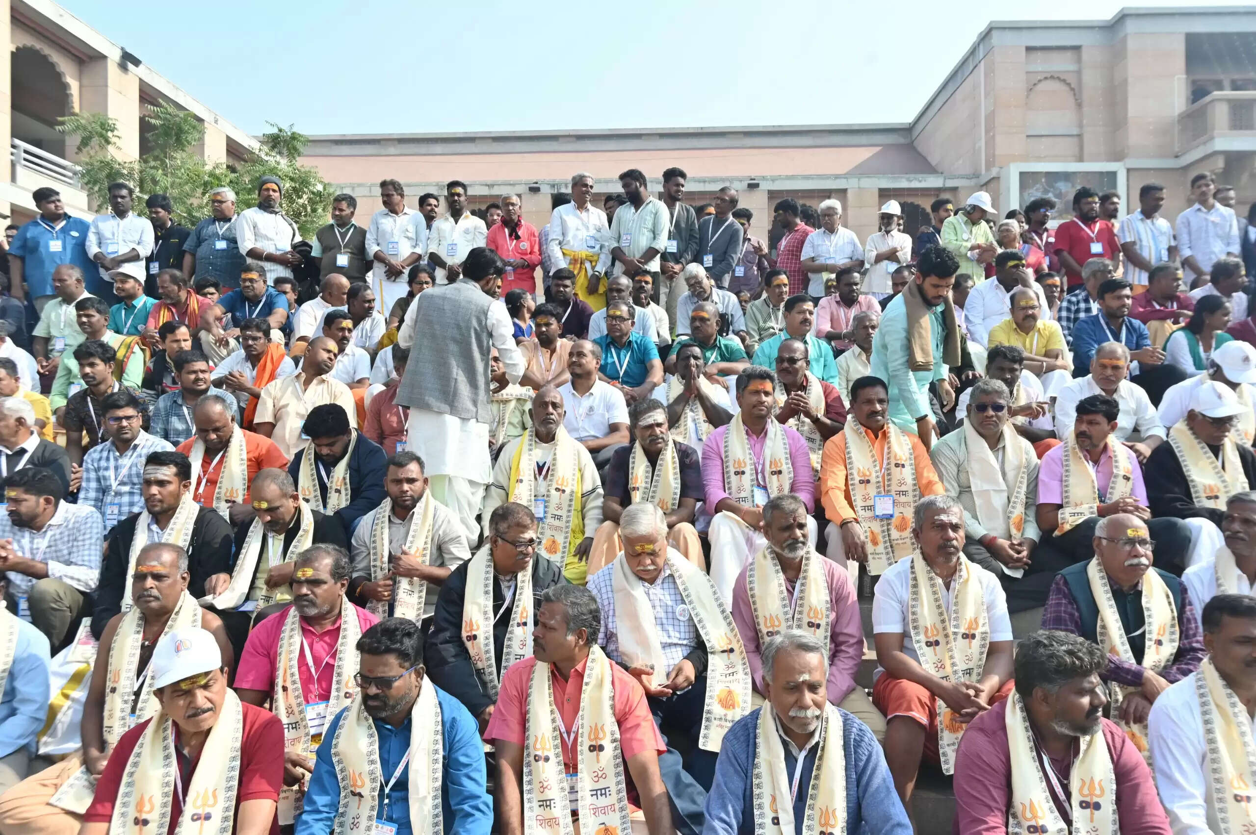 काशी तमिल संगमम् 4.0 के पाँचवें समूह का आज काशी विश्वनाथ मंदिर में विशेष स्वागत किया गया। मंदिर परिसर में शास्त्रियों ने डमरू, वेदध्वनि और पुष्पवर्षा के साथ अतिथियों का पारंपरिक सम्मान किया। आगमन के बाद सभी सदस्यों ने “हर हर महादेव” और “जय विश्वनाथ” के उद्घोष के बीच बाबा विश्वेश्वर के चरणों में श्रद्धा अर्पित की।