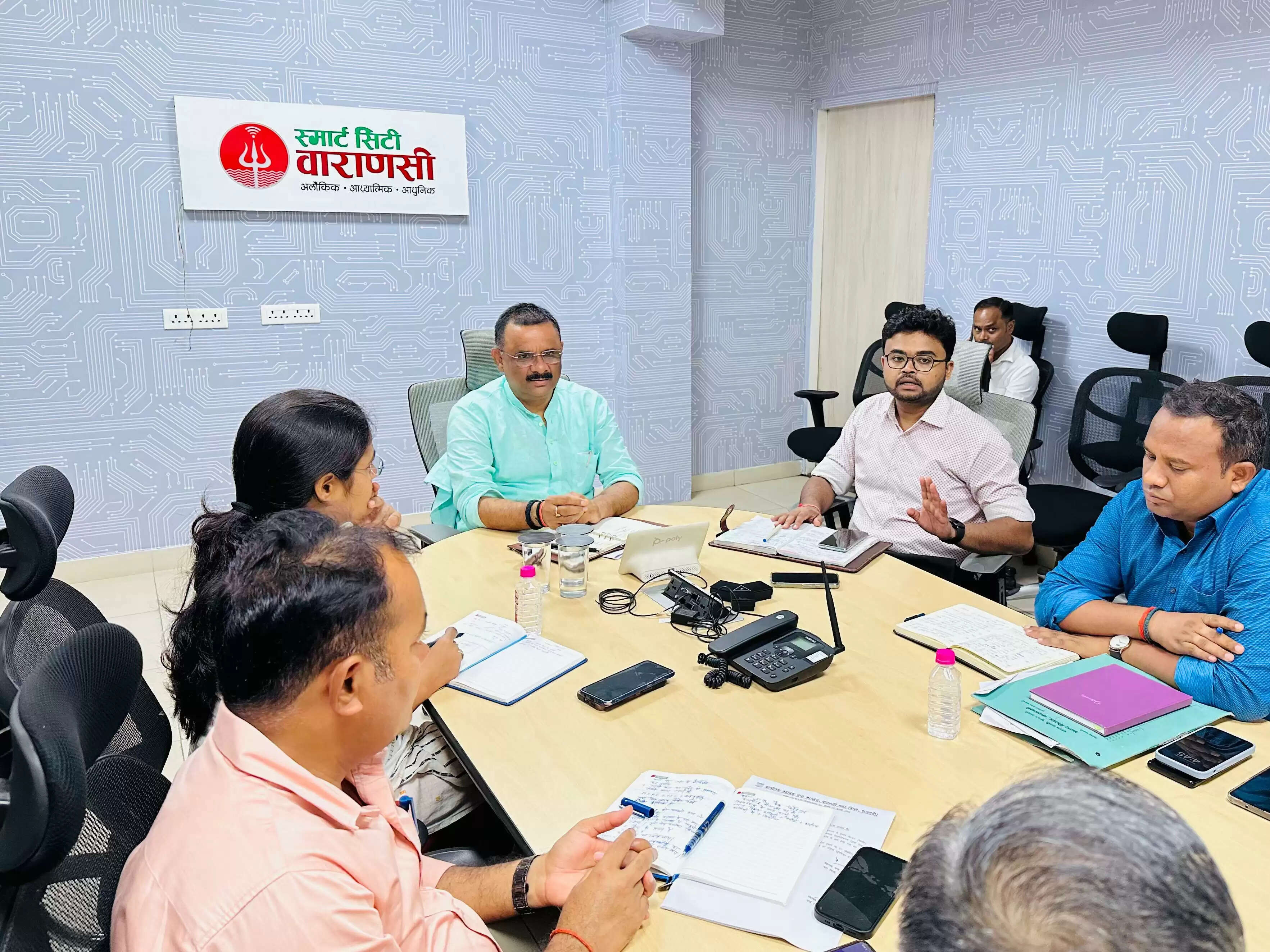 वाराणसी: सावन माह में शहर में आने वाले श्रद्धालुओं और कांवरियों की सुविधा को ध्यान में रखते हुए माननीय महापौर अशोक कुमार तिवारी ने आज स्मार्ट सिटी के सभागार में नगर निगम के अधिकारियों के साथ एक समीक्षा बैठक की। इस बैठक में महापौर ने स्वास्थ्य विभाग के सभी अधिकारियों को स्पष्ट निर्देश दिए कि सभी शिवालयों, मंदिरों और उनके आसपास के मार्गों पर निरंतर सफाई व्यवस्था सुनिश्चित की जाए। साथ ही, चूने का छिड़काव किया जाए ताकि कहीं भी गंदगी नजर न आए।