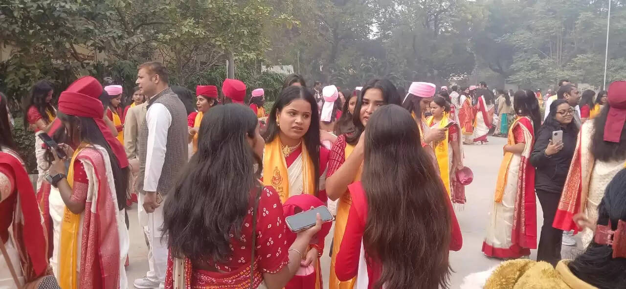 बीएचयू दीक्षांत समारोह का दूसरा दिन: उल्लास और उपलब्धि के बीच दो दिनों में 13,450 डिग्रियों का वितरण