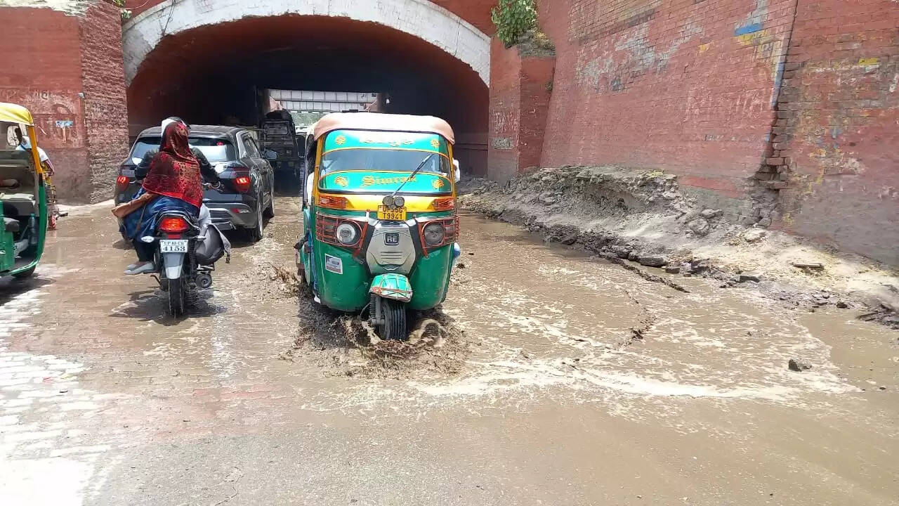 Heavy jam at Varanasi Bhadau octroi dot bridge