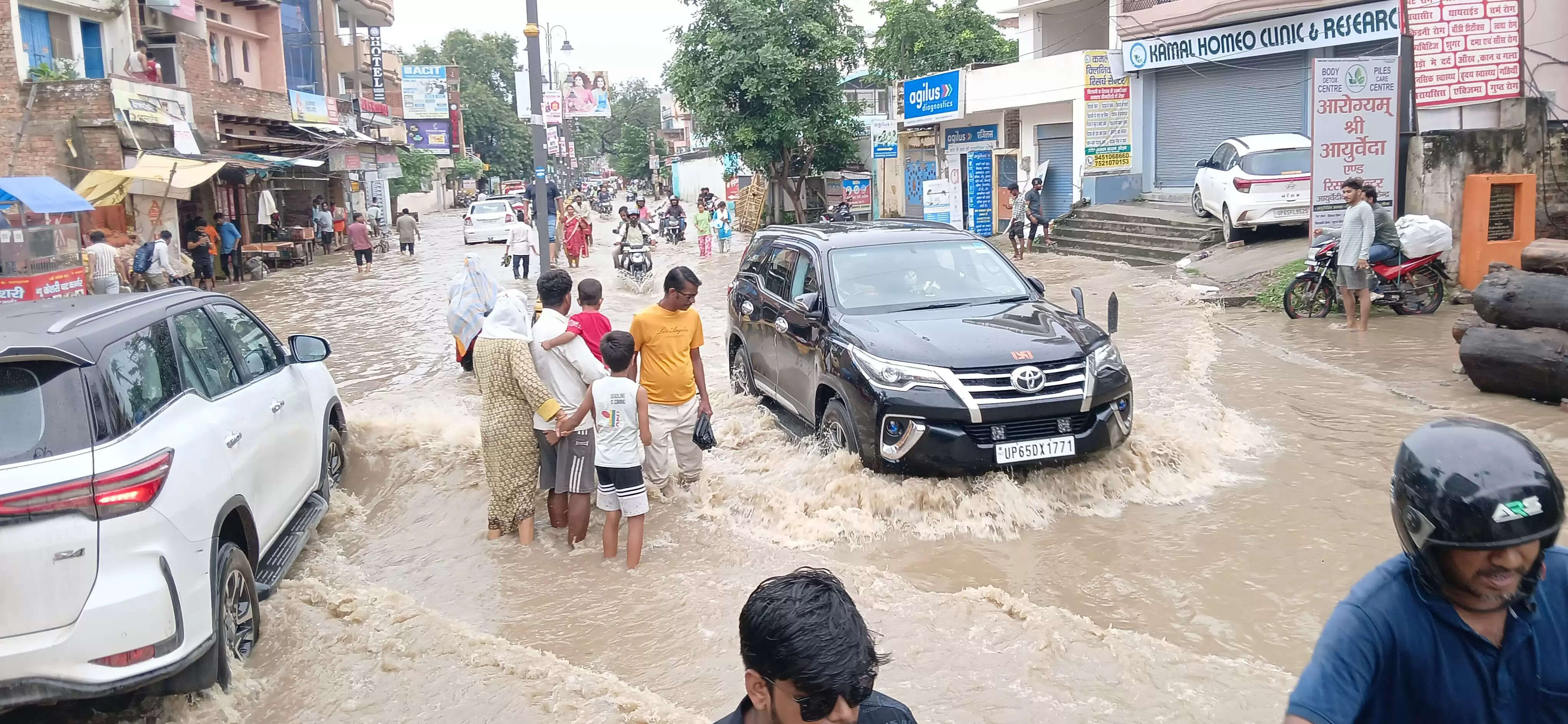 वाराणसी में गंगा का रौद्र रूप, वरूणा में भी उफान, बाढ़ से हालात गंभीर, केंद्रीय जल आयोग ने जारी किया अलर्ट