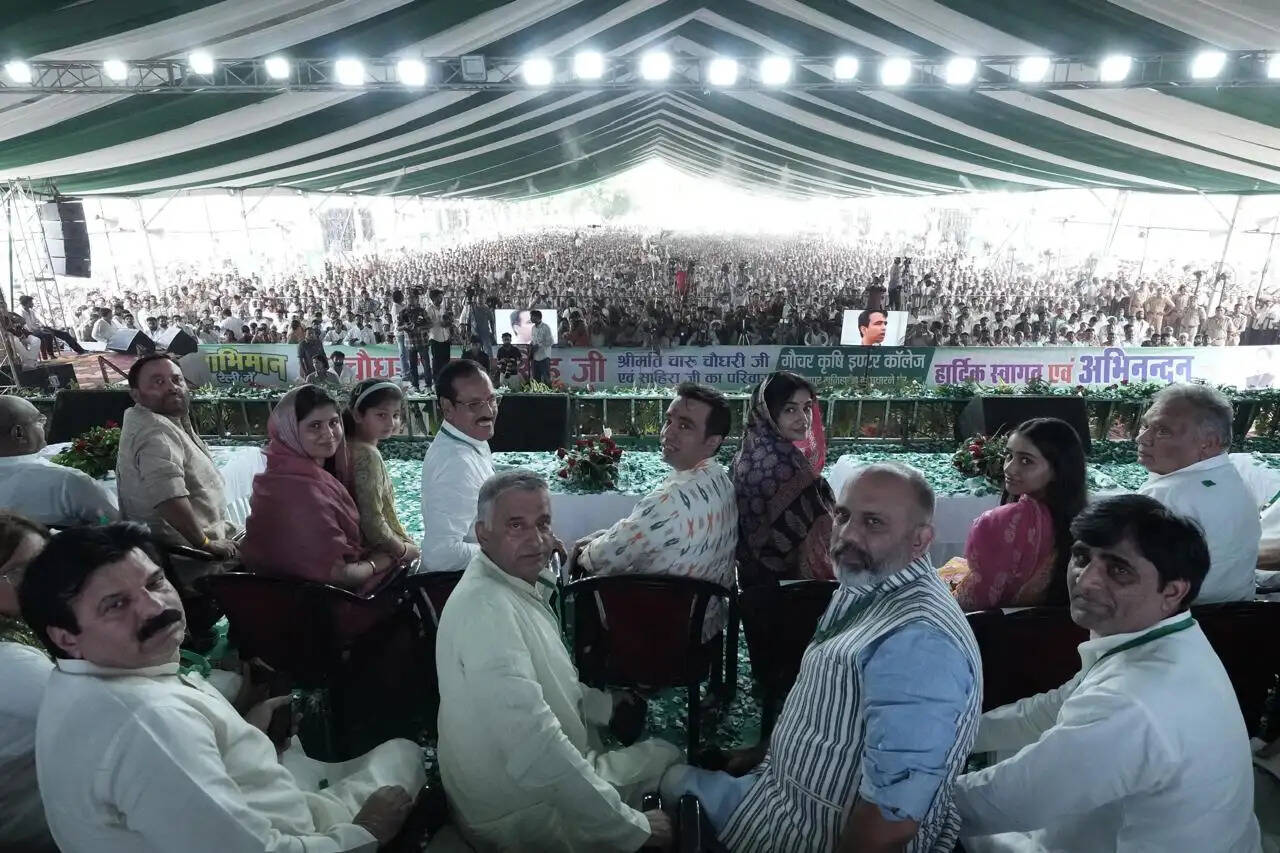 स्वाभिमान रैली में जयंत चौधरी का शक्ति प्रदर्शन; PDA पर तंज, बोले - “NDA का ‘N’ कभी नहीं बदलेगा”