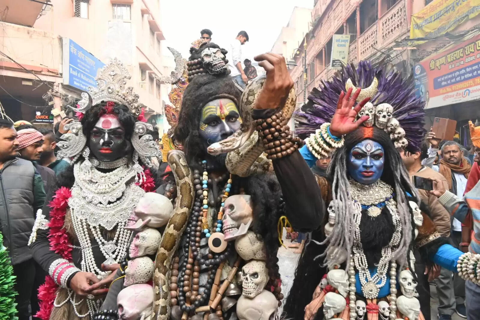 श्री काशी विश्वनाथ धाम की चौथी वर्षगांठ के अवसर पर शिव बारात समिति की ओर से शनिवार को भव्य शोभायात्रा का आयोजन किया गया। शोभायात्रा मैदागिन से प्रारंभ होकर दशाश्वमेध घाट तक निकाली गई, जिसमें शिवभक्तों की भारी भीड़ उमड़ी। डमरू-नगाड़ों की गूंज, हर-हर महादेव के जयघोष और आकर्षक झांकियों ने पूरे मार्ग को भक्तिमय वातावरण से सराबोर कर दिया।