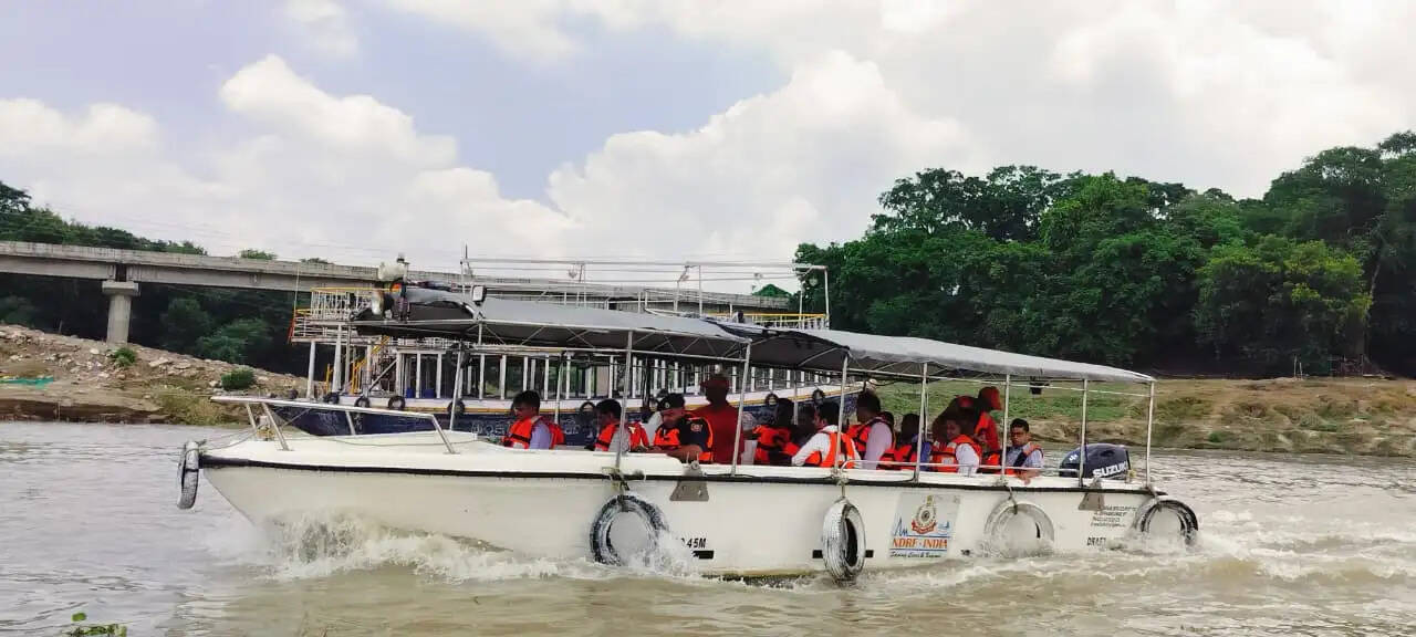 गंगा-वरुणा के बढ़ते जलस्तर पर प्रशासन अलर्ट, NDRF की नाव से बाढ़ प्रभावित इलाकों में पहुंचे डीएम