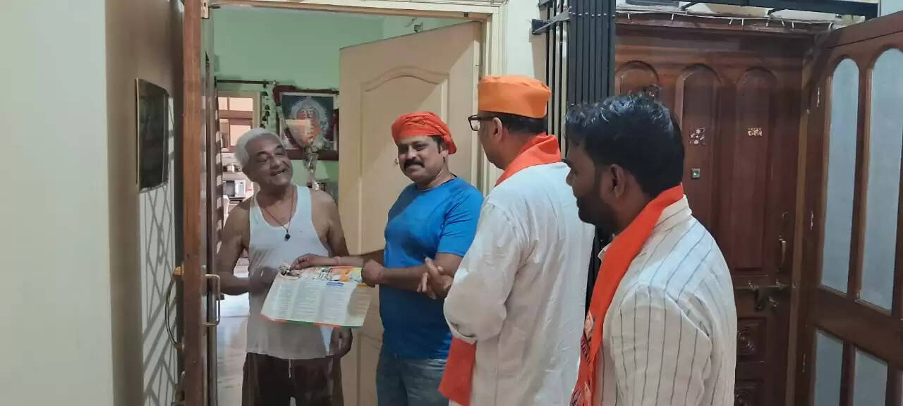 विधायक सौरभ श्रीवास्तव ने सुंदरपुर वार्ड में किया जनसंपर्क, नवमतदाताओं को जोड़ा गया मतदाता सूची में