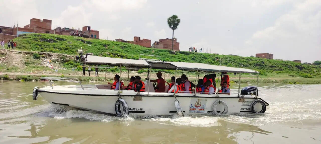 गंगा-वरुणा के बढ़ते जलस्तर पर प्रशासन अलर्ट, NDRF की नाव से बाढ़ प्रभावित इलाकों में पहुंचे डीएम