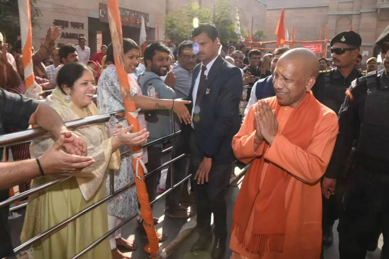 सीएम योगी ने श्री काशी विश्वनाथ धाम में किया दर्शन पूजन