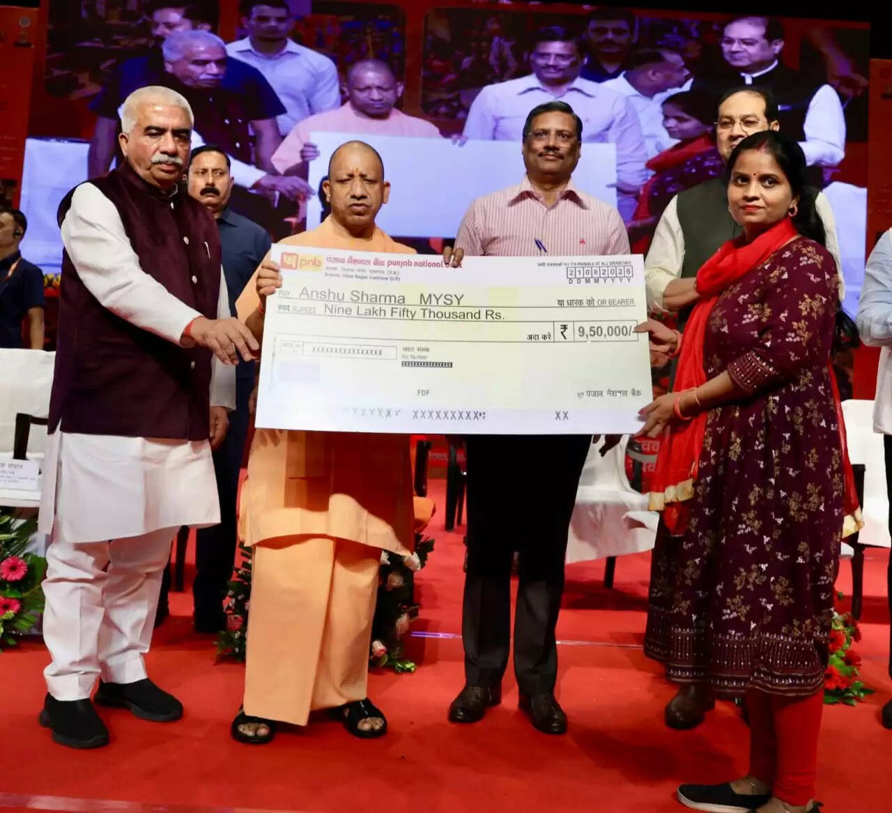 राजधानी लखनऊ के इंदिरा गांधी प्रतिष्ठान में भगवान विश्वकर्मा जयंती के अवसर पर ‘विश्वकर्मा एक्सपो-2025’ का शुभारंभ मुख्यमंत्री योगी आदित्यनाथ ने किया। इस अवसर पर उन्होंने घोषणा की कि परंपरागत 11 कारीगर ट्रेड्स के साथ अब 12 नए ट्रेड्स को जोड़ा गया है। इनमें मोबाइल रिपेयरिंग, ऑटोमोबाइल रिपेयरिंग, इलेक्ट्रॉनिक गुड्स रिपेयरिंग, इलेक्ट्रिकल गुड्स रिपेयरिंग, प्लंबर, कंप्यूटर रिपेयरिंग, सोलर पैनल रिपेयरिंग, डिजिटल फोटोग्राफी, ब्यूटी एंड वेलनेस सहित अन्य शामिल हैं। सीएम योगी ने कहा कि इन नए क्षेत्रों को जोड़कर युवाओं को आत्मनिर्भरता, आधुनिक तकनीक और वैश्विक बाजार से जोड़ा जाएगा।&nbsp;