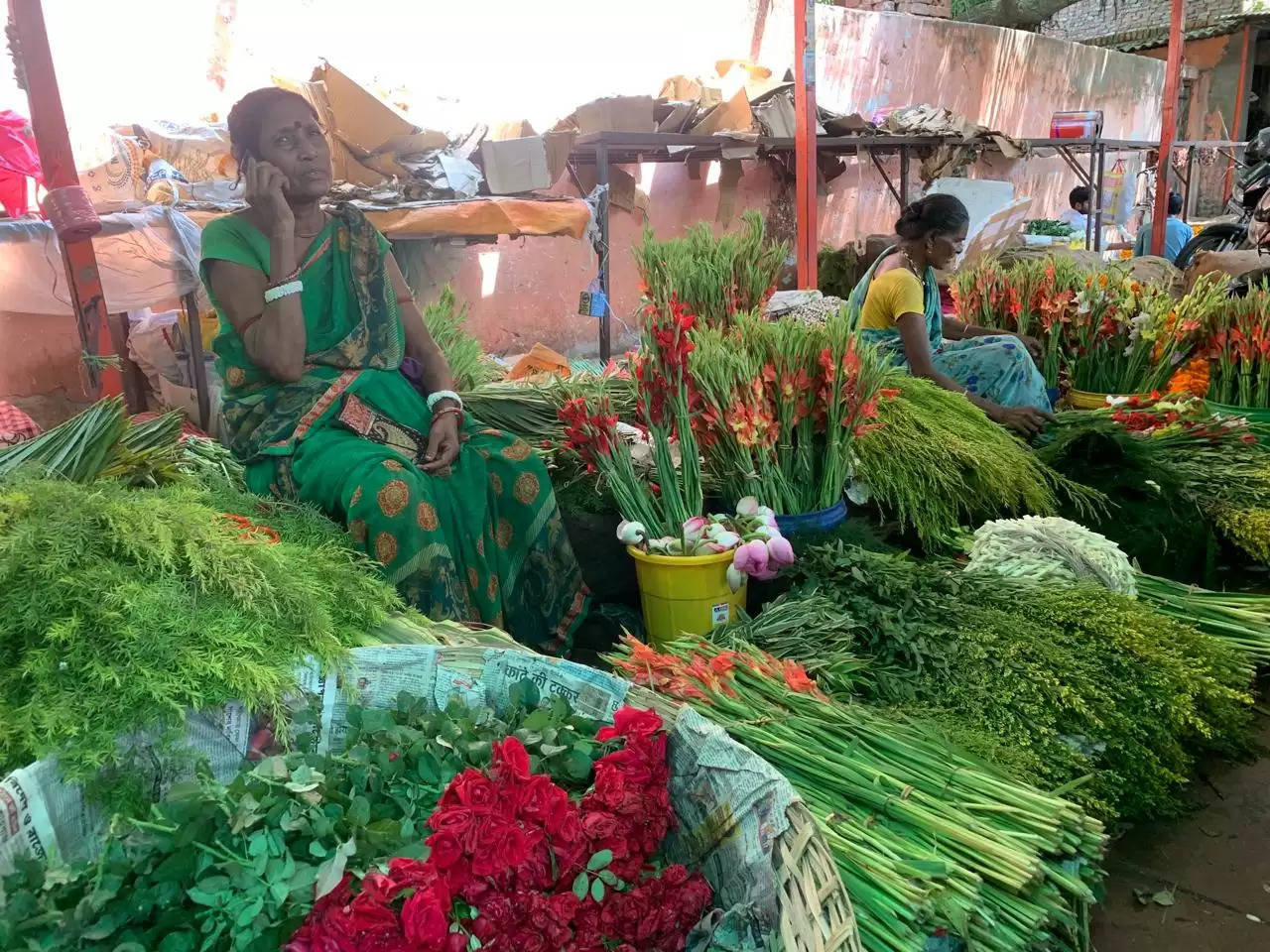 flower market in varanasi