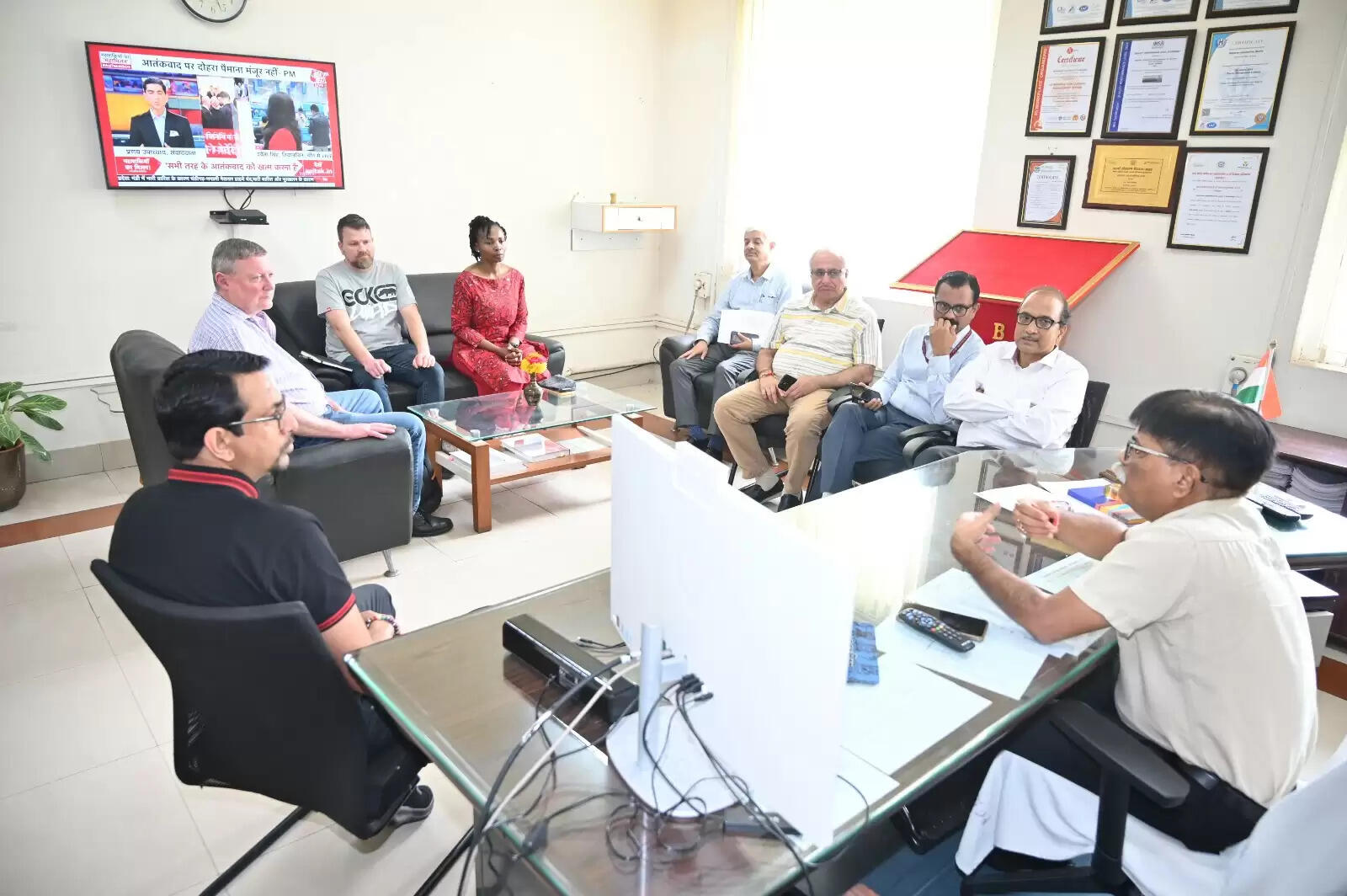  दक्षिण अफ्रीका के पांच सदस्यीय प्रतिनिधि मंडल ने मेसर्स सिको अफ्रिका इनर्जी एंड इन्फ्रास्ट्रक्चर के मुख्य कार्यकारी अधिकारी श्री शिवप्रगसेन नायडू के नेतृत्व में 1 सितंबर 2025 को बनारस रेल इंजन कारखाना (बरेका) का दौरा किया। इस दौरे का मुख्य उद्देश्य भारतीय रेल में उपयोग होने वाले 3100 अश्वशक्ति ब्रॉड गेज अल्को लोकोमोटिव को केप गेज में परिवर्तन कर खरीदने की संभावनाओं का आकलन करना था। प्रतिनिधि मंडल ने बरेका की उत्पादन और डिजाइन क्षमताओं का बारीकी से जायजा लिया।